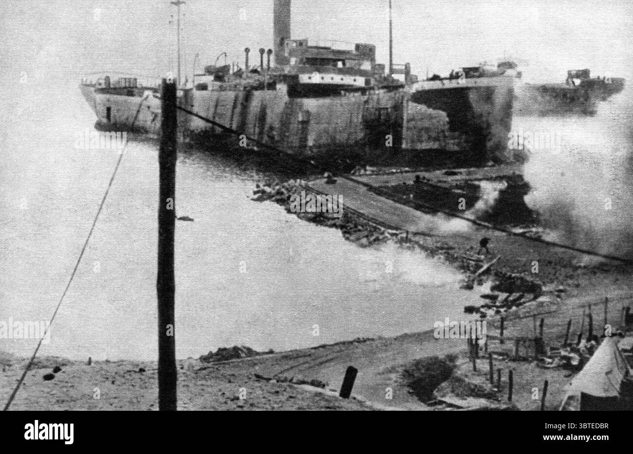 Prima guerra mondiale Gallipoli : base di rifornimento britannica a Gallipoli , in Turchia sotto il fuoco dell' artiglieria turca . Attraccata è la famosa nave da trasporto River Clyde Foto Stock