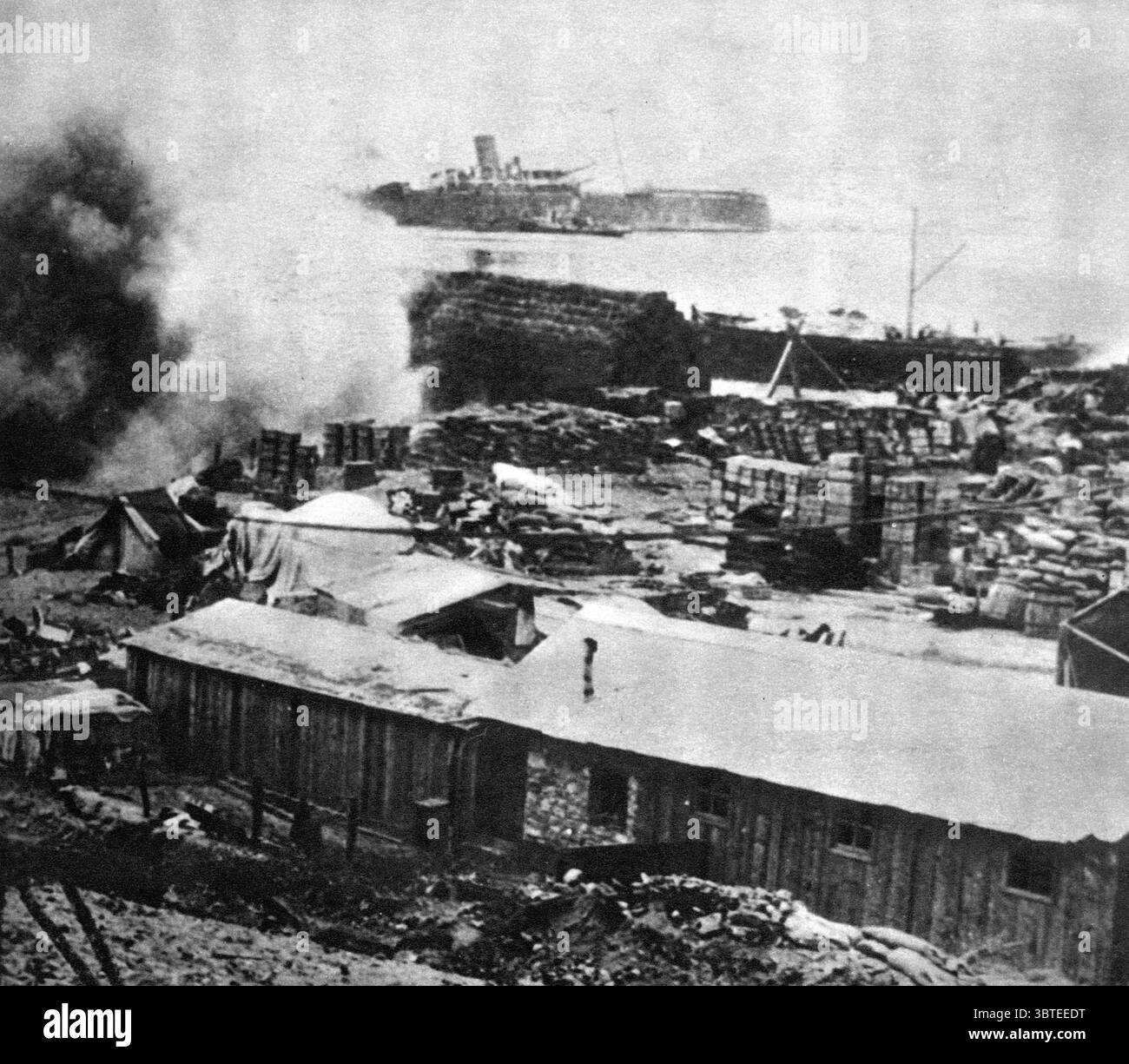 Prima guerra mondiale Gallipoli : base di rifornimento britannica a Gallipoli , in Turchia sotto il fuoco dell' artiglieria turca . Foto Stock