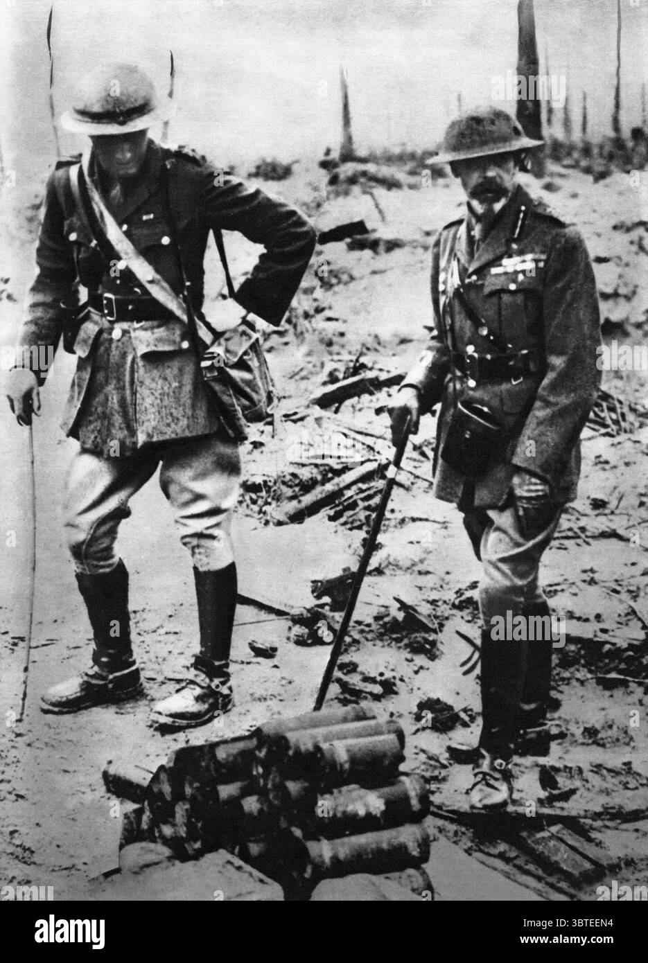 Prima guerra mondiale il re nelle Fiandre : re Giorgio V sulla dorsale di Wytschaete, Belgio, 4 luglio 1917 Foto Stock