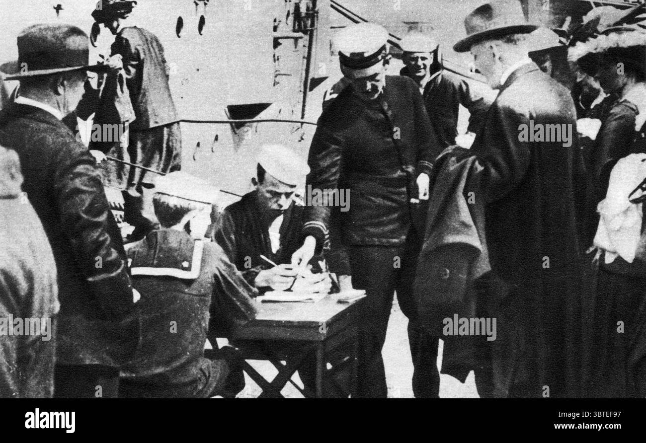 I turisti americani della prima guerra mondiale che erano stati catturati nella zona di guerra tornano a casa con l'incrociatore statunitense Cincinnati 1914 Foto Stock