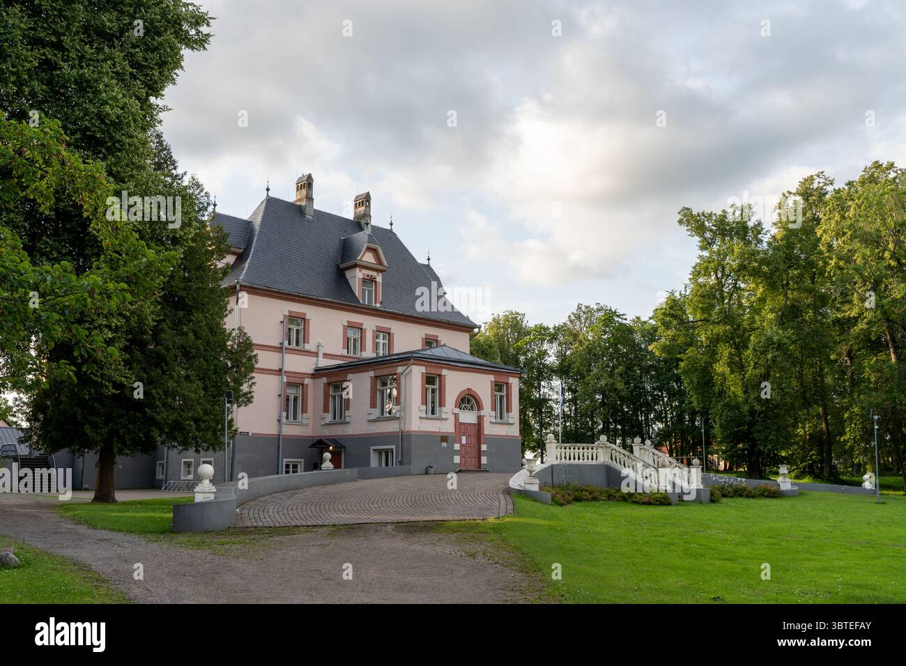 L'edificio principale di Mooste Manor in Estonia, caratterizzato da un'architettura simmetrica, entrata a scalinata e dintorni tranquilli, sito storico Foto Stock