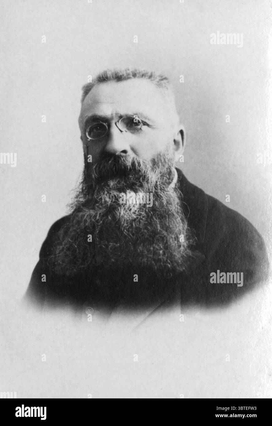 Auguste Rodin, nato Francesco-Auguste-René Rodin (Parigi, 12 novembre 1840 – Parigi, 17 novembre 1917), è stato un artista francese, famoso soprattutto come scultore. Fu il principale scultore francese del suo tempo, e rimane uno dei pochi scultori ampiamente riconosciuti al di fuori della comunità delle arti visive. Frequentò tradizionalmente l'École des Beaux-Arts di Parigi, adottò un approccio artigianale al suo lavoro e desiderò un riconoscimento accademico. Le sue opere più popolari sono il Pensatore e il bacio. ©TopFoto Foto Stock