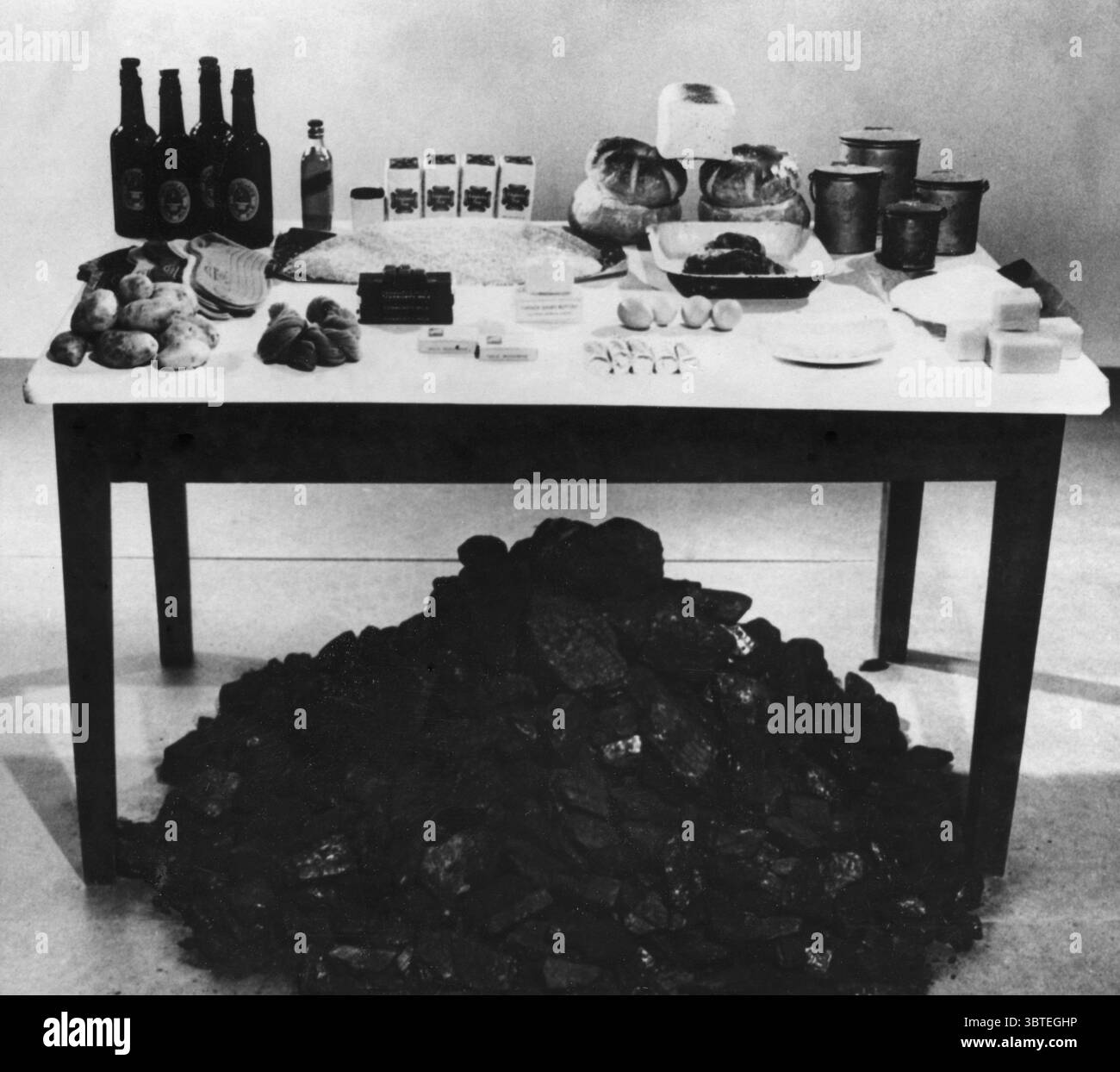 Quello che la sterlina da 1914 sterline comprerebbe, 18 anni il 2d avrebbe acquistato nel 1907. E questo è tutto ciò che vedete qui: 2,5 pani 3,75 pinte di latte, 18 once di tè, 1,5 libbre di manzo; 3 libbre di riso; 2 libbre di zucchero; kg di patate; ml di cioccolato; 0,75 kg di burro, 4 uova, 0,5 kg di formaggio, 1,75 sapone, 6 paia di calze, 1,5 once di lana, 2,75 cwt. carbone, 4 pt. ale, 6,5 oz whisky, 40 sigarette, 5 oz tabacco. L'imposta sul reddito arriva fino a 1 s.. 4d. Foto Stock