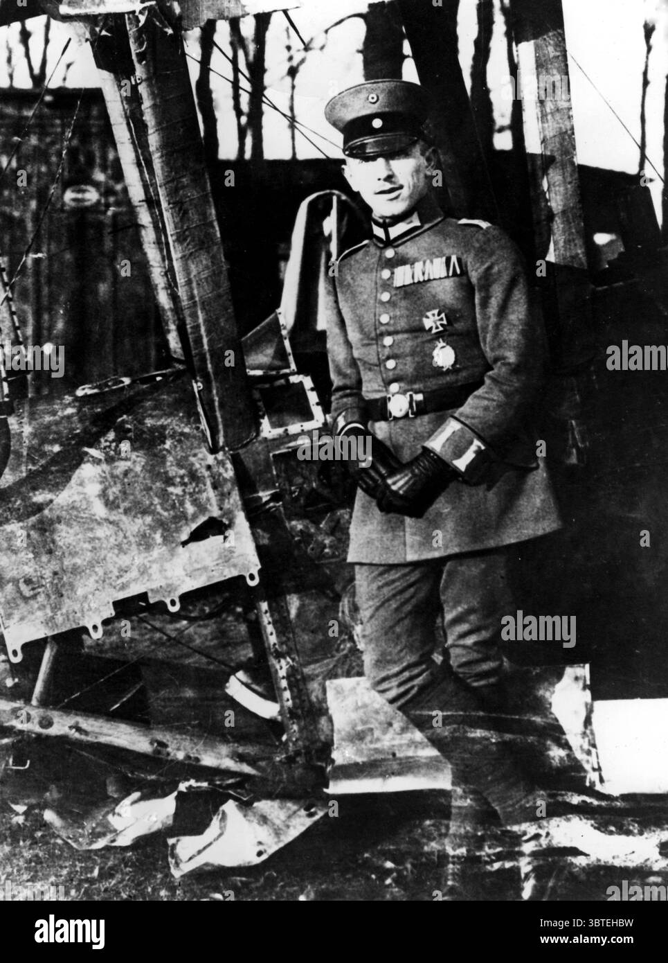 Il tenente Max Immelmann si trova accanto al British B.E.2 ? Ha abbattuto in combattimento il pilota tedesco Fokker, è stato ucciso il 18 giugno 1916. Foto Stock