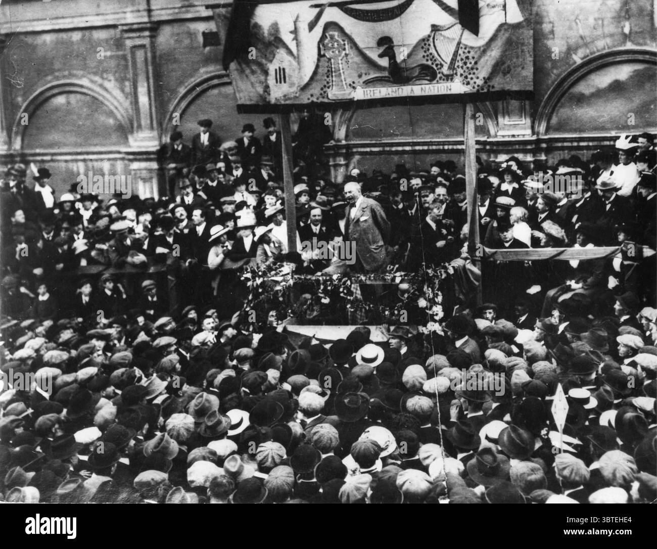 John Redmond, presidente del Partito irlandese, si rivolge a una riunione di reclutamento nel Bull Ring di Wexford nel 1914. Quando l'Home Rule Bill fu accantonato a causa dello scoppio della prima guerra mondiale e quando la pace fu per la 'libertà delle piccole nazioni' ©TopFoto Foto Stock