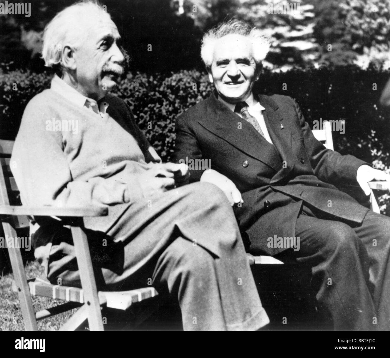 Albert Einstein con il primo ministro David Ben Gurion di Israele nella casa di Albert Einstein a Princeton New Jersey 15 maggio 1951 Einstein, Albert Swiss-US (nato in Germania) fisico; si trasferì in Svizzera, diventando cittadino svizzero 1900; esaminatore presso l'Ufficio brevetti svizzero a Berna 1900-1907 1905; scoprì la relatività speciale 1905; scoprì l'equivalenza massa-energia 1905; spiegò correttamente l'effetto fotoelettrico in termini di quantizzazione della luce 1905; correttamente spiegò la causa fisica del moto browniano correttamente le equazioni del moto equivalente di Maxenunciate nel principio di riferimento 1907 Foto Stock