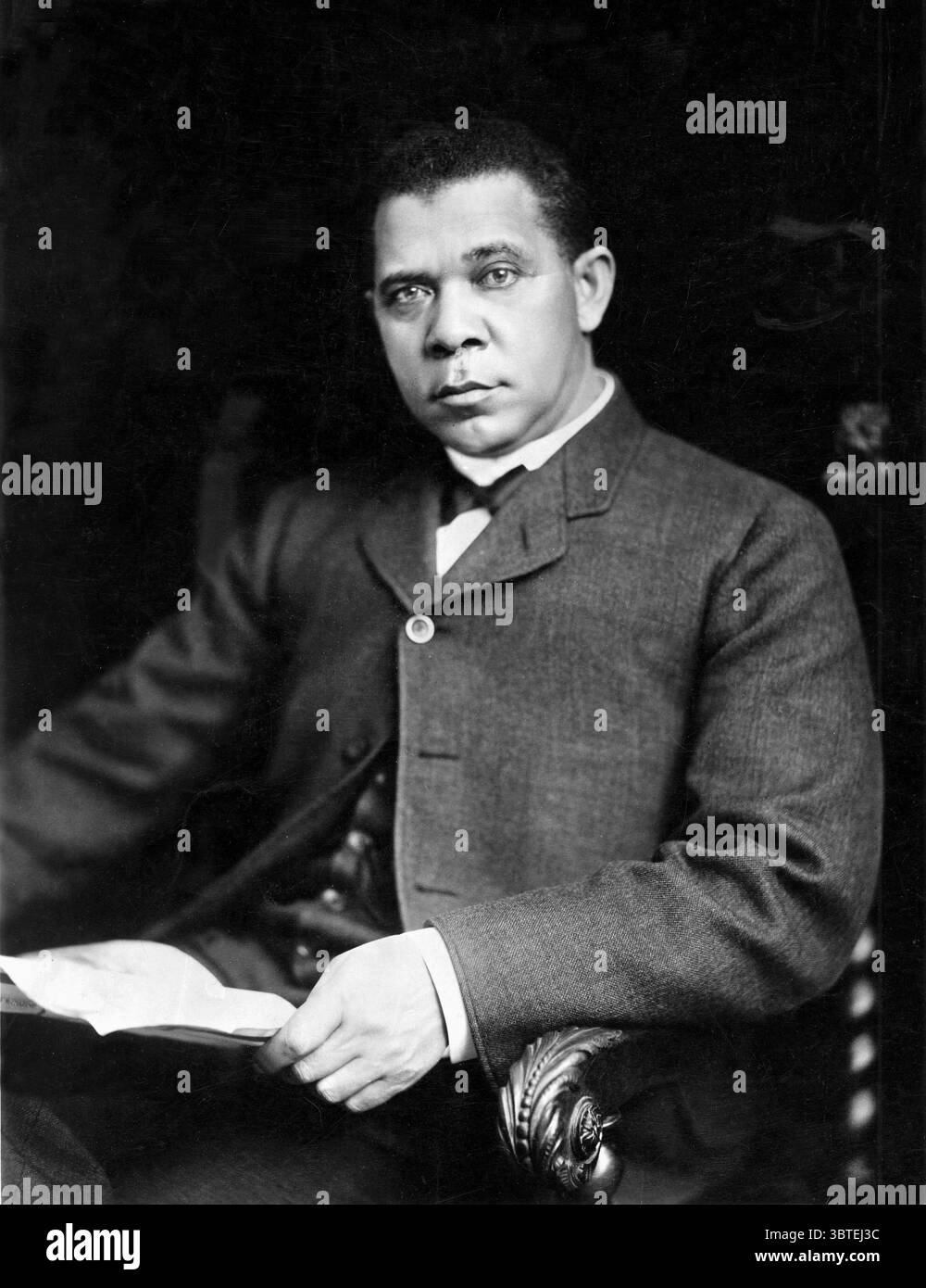 Booker T(aliaferro) Washington 1732-1915 nella foto il 12 aprile 1902. Educatore STATUNITENSE, pioniere nell'istruzione superiore per i neri del Sud. È stato il fondatore e il primo direttore del Tuskegee Institute, Alabama, nel 1881, originariamente un college di formazione per i neri, che ha rispettato l'istituzione accademica. Sostenne che l'indipendenza economica era il modo per raggiungere l'uguaglianza sociale. Foto Stock