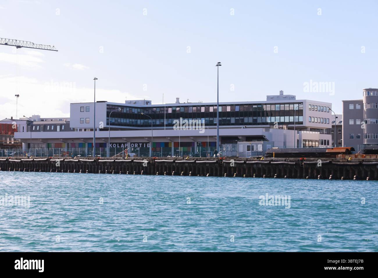 Reykjavik, Islanda - 4 aprile 2017: Solo mercato delle pulci di Kolaportid. Un edificio architettonico bianco contemporaneo situato sul fronte mare Foto Stock Reykjavik, Islanda - 4 aprile 2017: Solo mercato delle pulci di Kolaportid. Un edificio architettonico bianco contemporaneo situato sul fronte mare Foto Stock