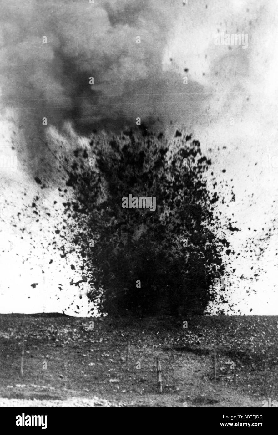 Battaglia della somme 1916 - un pesante guscio scoppiato. Offensiva alleata nella prima guerra mondiale, luglio-novembre 1916 a Beaumont-Hamel-Chaulnes, sul fiume somme nel Nord della Francia, durante la quale furono subite gravi perdite da entrambe le parti. Fu pianificato dal maresciallo di Francia, Joseph Joffre, e dal comandante in capo del Regno Unito Douglas Haig; gli Alleati persero oltre 600.000 soldati e avanzarono per 32 km. Fu la prima battaglia in cui furono utilizzati i carri armati. L'offensiva tedesca intorno a St Quentin marzo-aprile 1918 è talvolta chiamata seconda battaglia della somme. Foto Stock