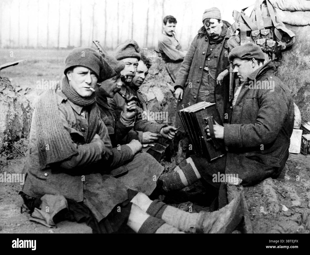 2° Btn. Argyll and Sutherland Highlanders, 19th Brigade, 6th e 27th Division, Bois Grenier Sector, marzo-giugno 1915. Uomini in linea di supporto. Nota: Gradino tagliafuoco con pavimento segato e rivettatura in metallo espanso, anche senza paradossi. Foto Stock