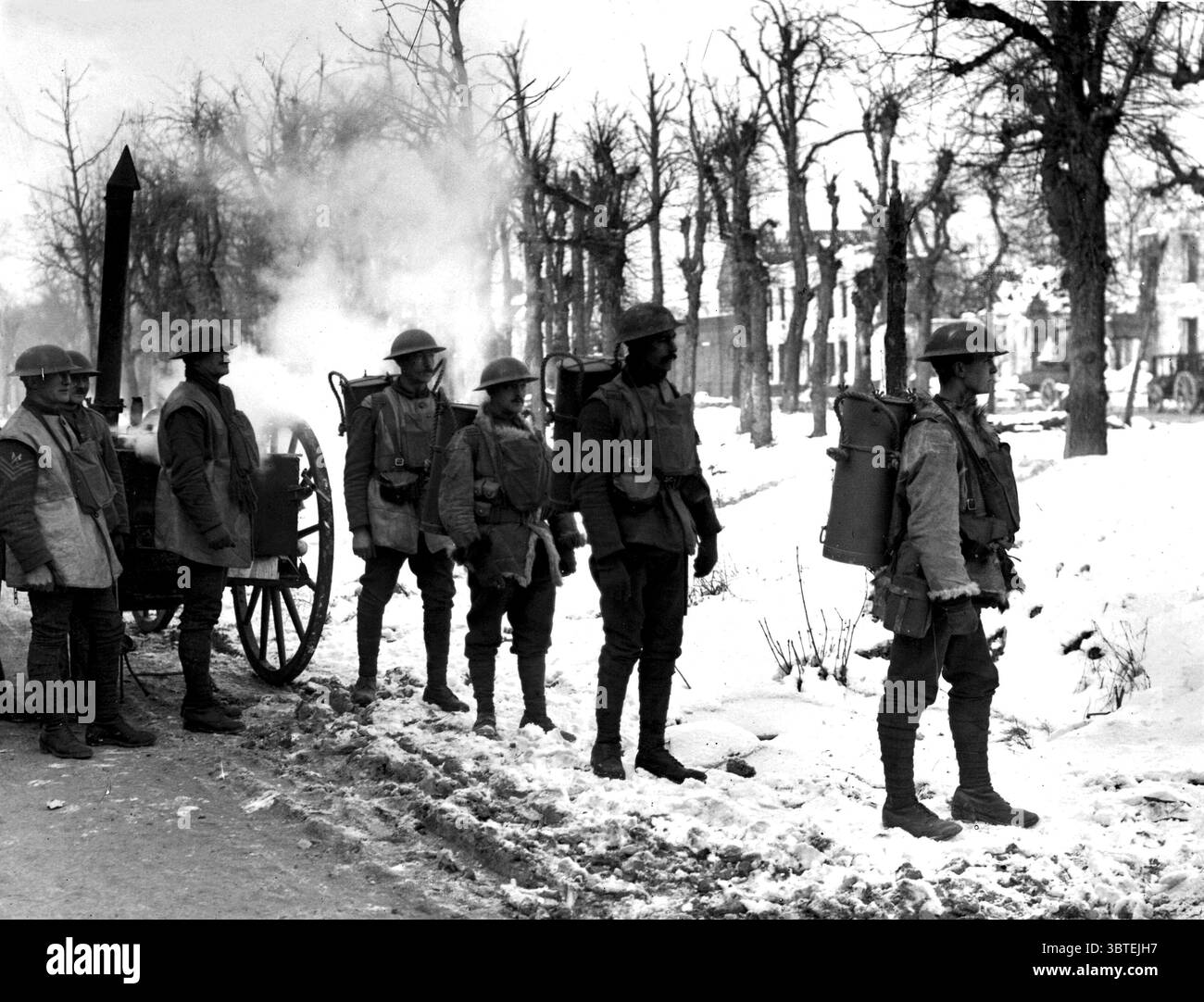 Battle of Arras - Un gruppo di razione che parte per le trincee da un fornello con i loro contenitori per zuppe sulla schiena, Arras. Marzo 1917. Foto Stock