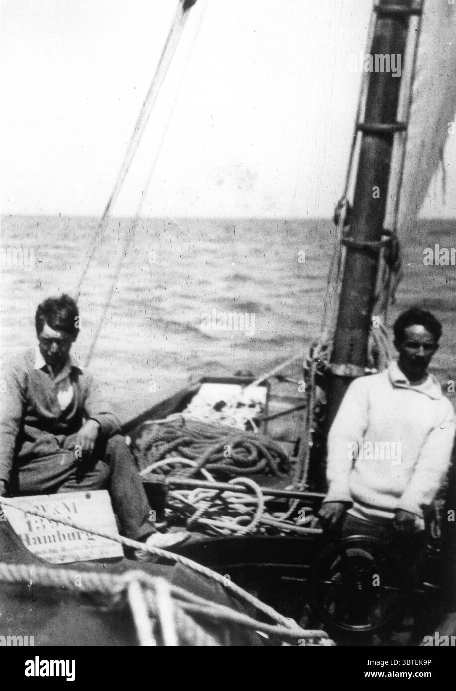 Robert Erskine Childers al volante di Asgard portando con sé i cannoni che furono (nel 1916) utilizzati per la ribellione di Pasqua. 1914 Asgard fu l'ultimo e più famoso yacht di Childers: Nel giugno 1914 lo usò per contrabbandare un carico di 900 vecchi ma efficienti fucili Mauser Model 1871 e 29.000 cartucce di polvere nera al movimento dei volontari irlandesi nel villaggio di pescatori di Howth, nella contea di Dublino (in seguito noto come "Howth gun-running"). Fu acquistata dal governo irlandese come nave da addestramento nel 1961, immagazzinata sulla terraferma nel deposito di Kilmainham Gaol nel 1979, e divenne infine una nave fissa Foto Stock