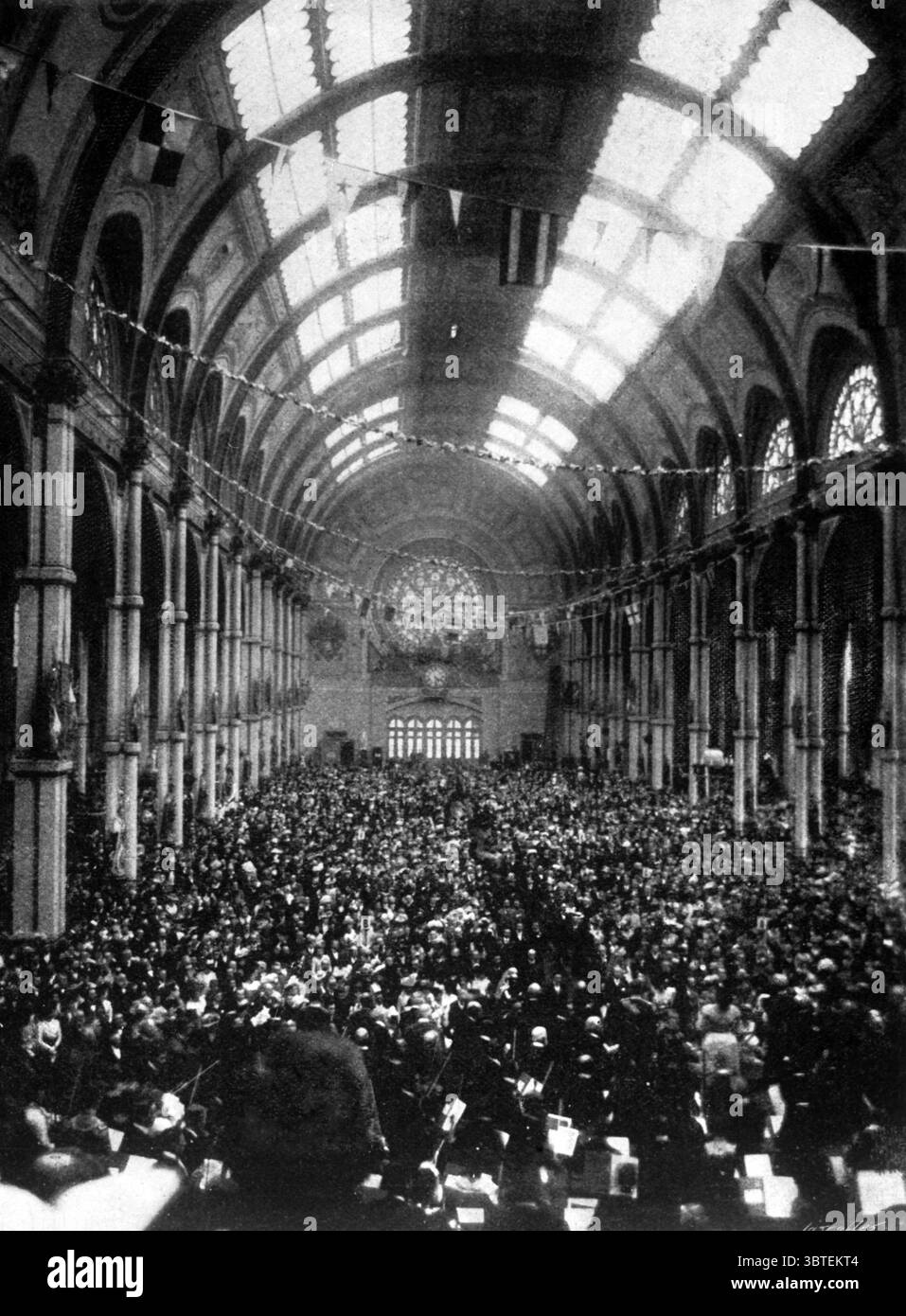 Una funzione nella Palm Court di Alexandra Palace , Londra 1901 Foto Stock