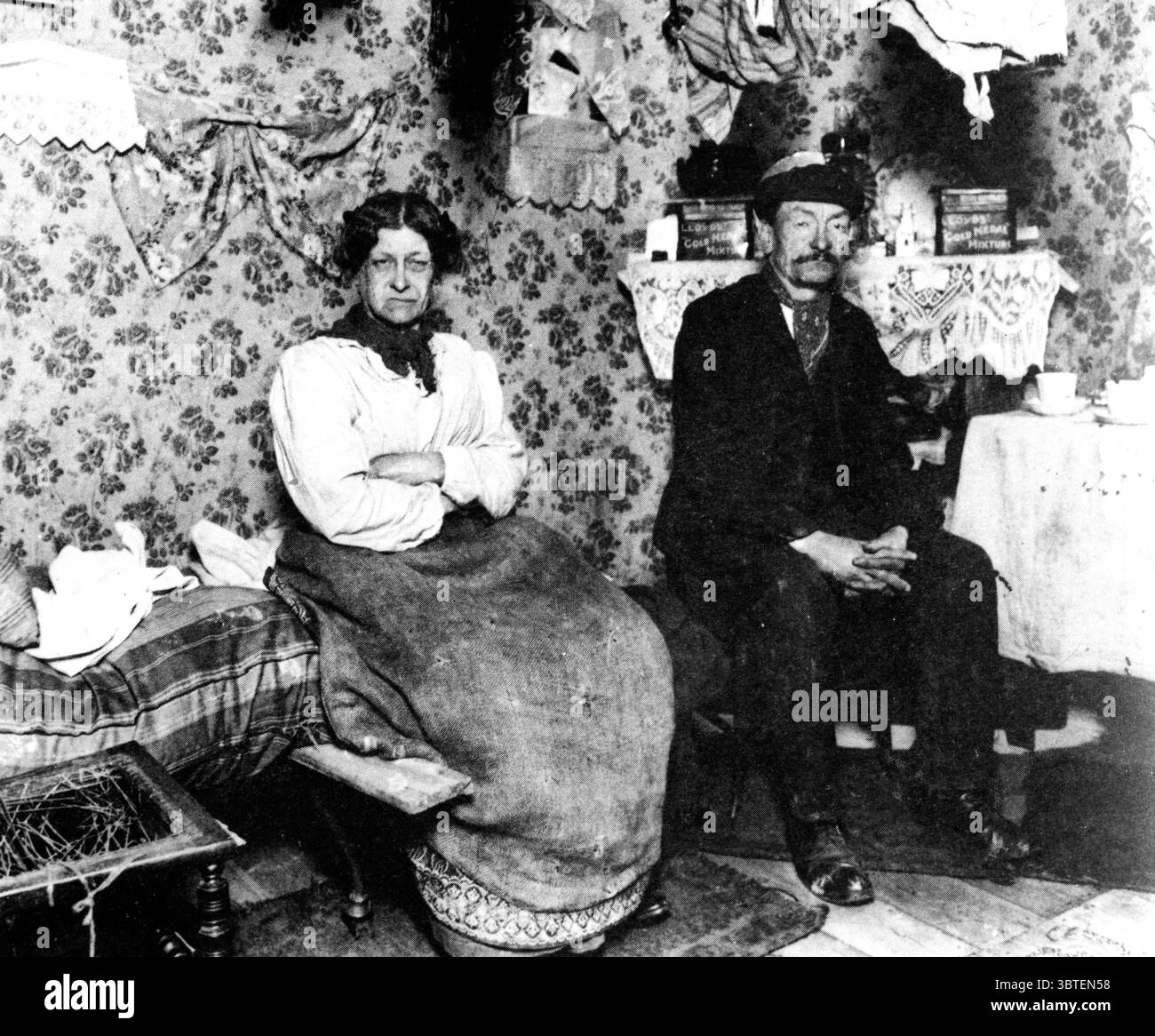 Una coppia a casa nella Londra vittoriana dalla vita e il lavoro di Charles Booth a Londra Foto Stock