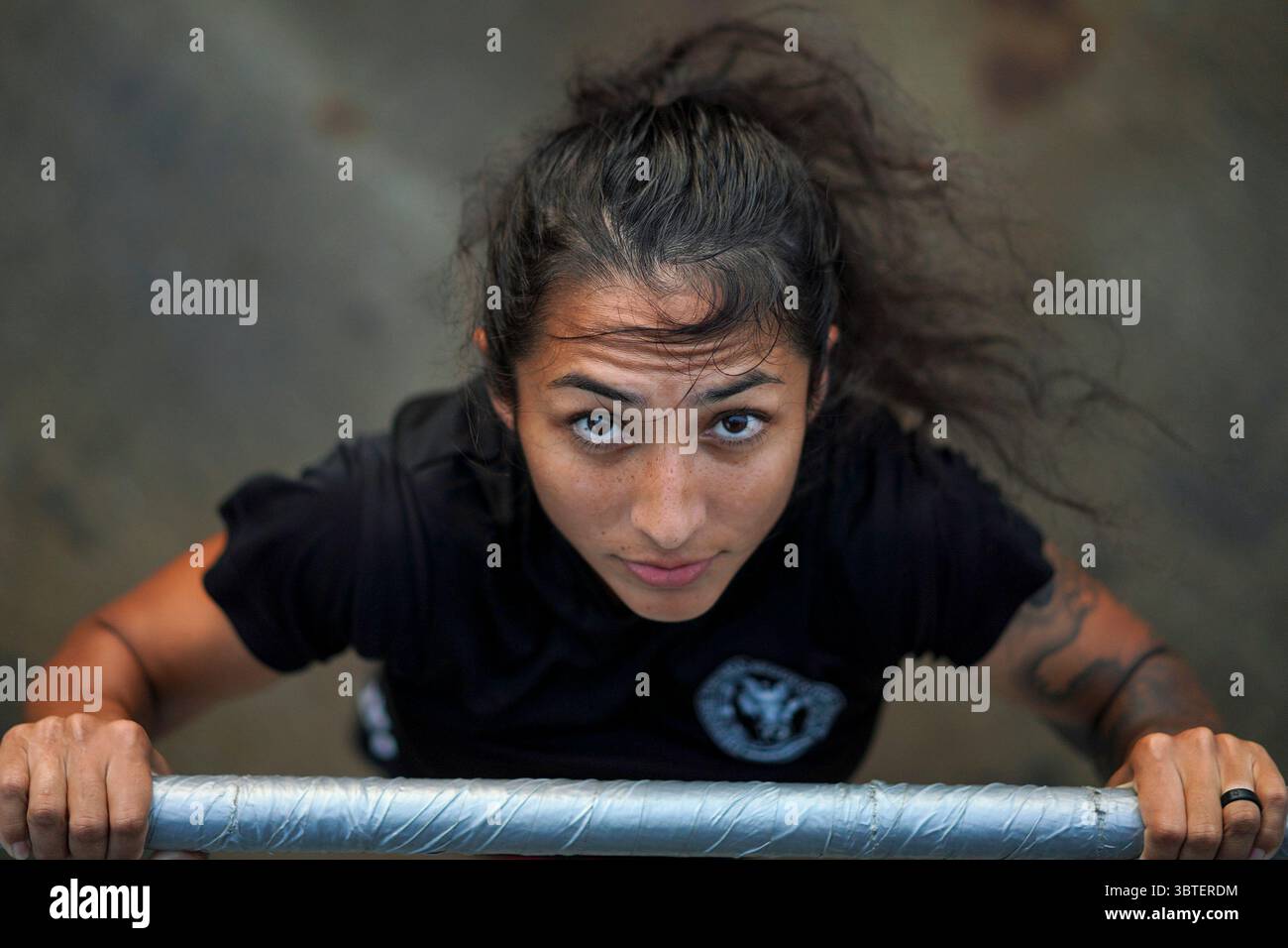 4 settembre 2020 - N/A, South China Sea - Hospital Corpsman 2nd Class Elizabeth R. Pinon, da Los Angeles, California, assegnato al cacciatorpediniere missilistico guidato classe Arleigh Burke USS Halsey (DDG 97), esercitazioni in alto. La costruzione della resilienza è una parte necessaria di ogni implementazione di Sailorâs implementata in avanti al fine di rimanere fisicamente e mentalmente pronti. I Sailors of Destroyer Squadron (DESRON 15) sono la nostra risorsa più preziosa. Halsey sta conducendo operazioni a sostegno della sicurezza e della stabilità nell'Indo-Pacifico, mentre è assegnato a DESRON 15, il più grande DESRON schierato in avanti del Navyâs e Foto Stock