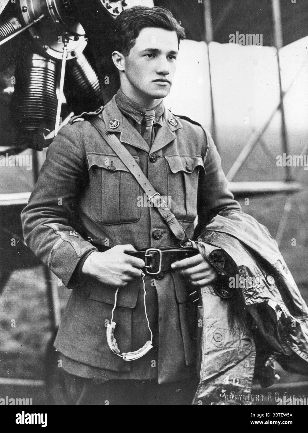 Il capitano Albert Ball V.C., D.S.O., M.C., il più grande pilota di volo inglese della prima guerra mondiale, ucciso nel 1917 in alto sopra il fango delle Fiandre, una battaglia veniva combattuta letale come qualsiasi a terra - e Capitan Ball VC era uno dei suoi eroi. Foto Stock