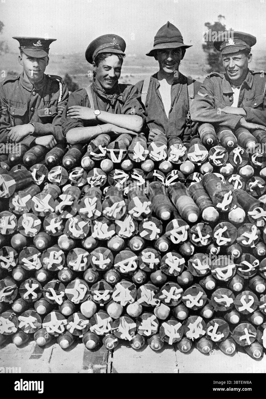 Didascalia originale: Qui abbiamo alcuni dei nostri cannoni vittoriosi con una pila di proiettili che stanno per battere le trincee tedesche a livello della terra . Questi sono apparentemente proiettili da 18 libbre, il 7 ottobre 1916 Foto Stock