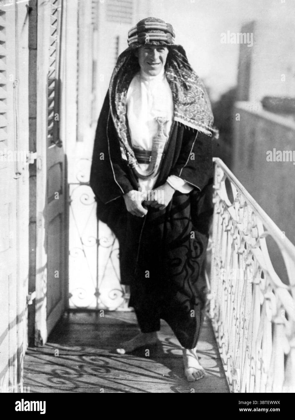 Damasco 1918 colonnello T e Lawrence d'Arabia in divisa araba, su un balcone Foto Stock