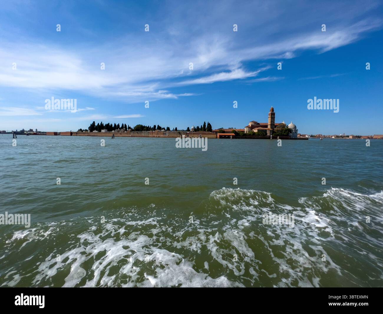Il Cimitero dell'Isola di Venezia è splendidamente mantenuto, offrendo un luogo tranquillo e dignitoso di riposo circondato dall'acqua. Foto Stock