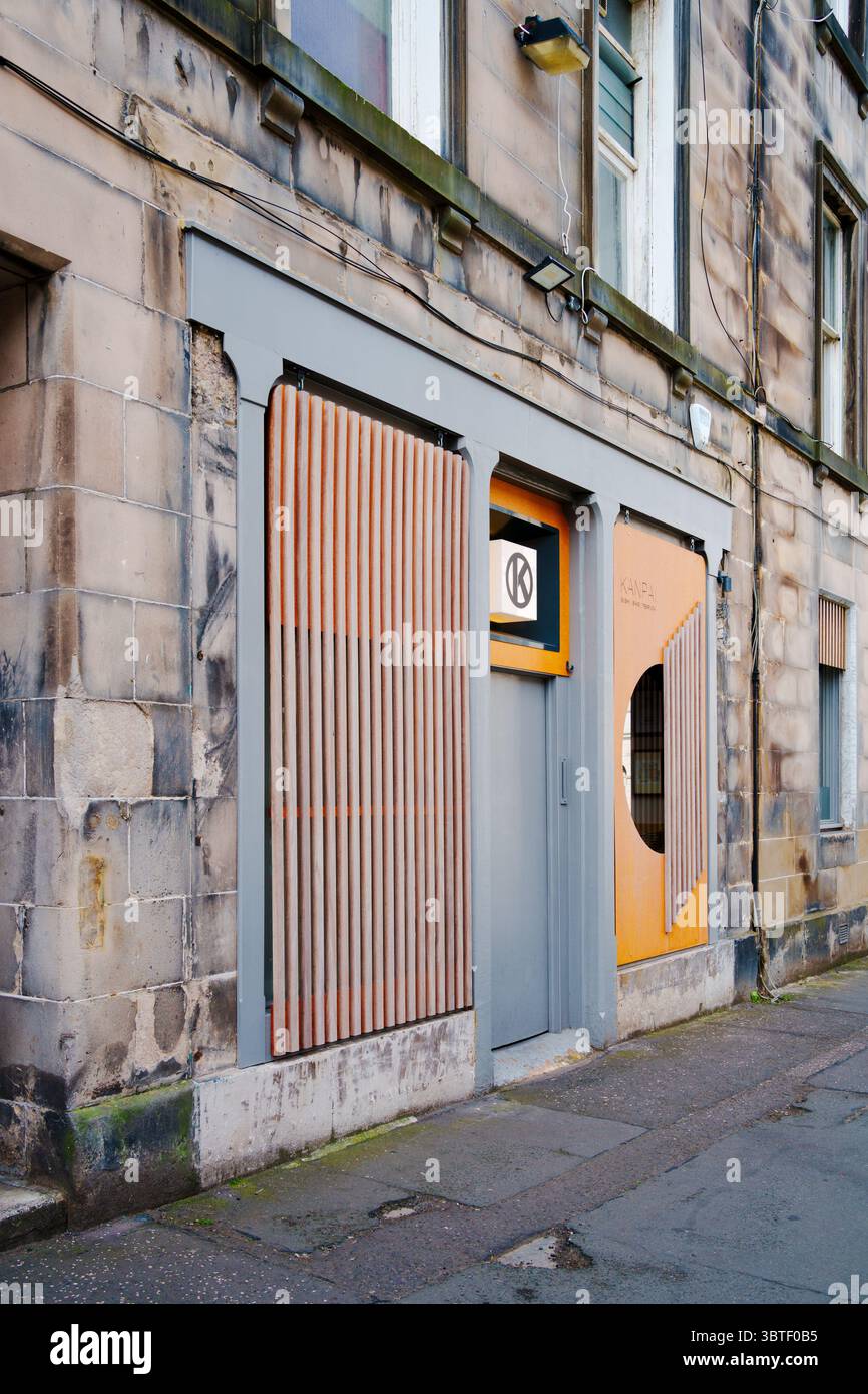 Edimburgo, Scozia, Regno Unito - ristorante sushi Kanpai, elevazione della strada Foto Stock