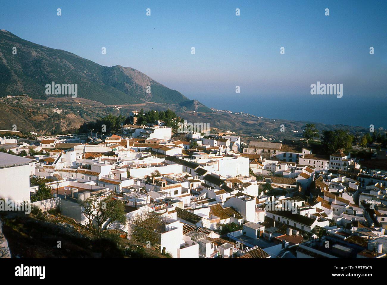 Spagna degli anni '1980 - Vista del villaggio imbiancato di Mijas Pueblo, Andalusia, con il Mar Mediterraneo nel 1983 Foto Stock