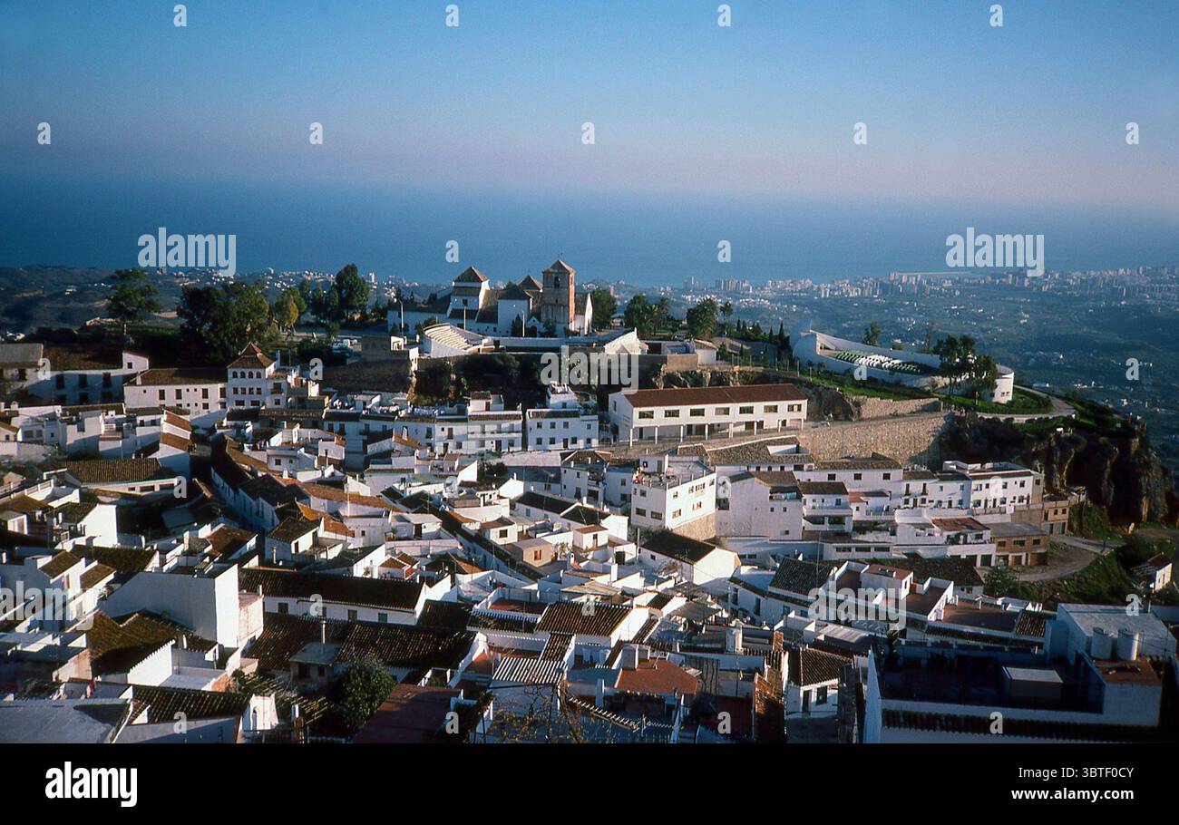 Spagna degli anni '1980 - Vista del villaggio imbiancato di Mijas Pueblo, Andalusia, con il Mar Mediterraneo e la città di Fuengirola alle spalle, nel 1983 Foto Stock
