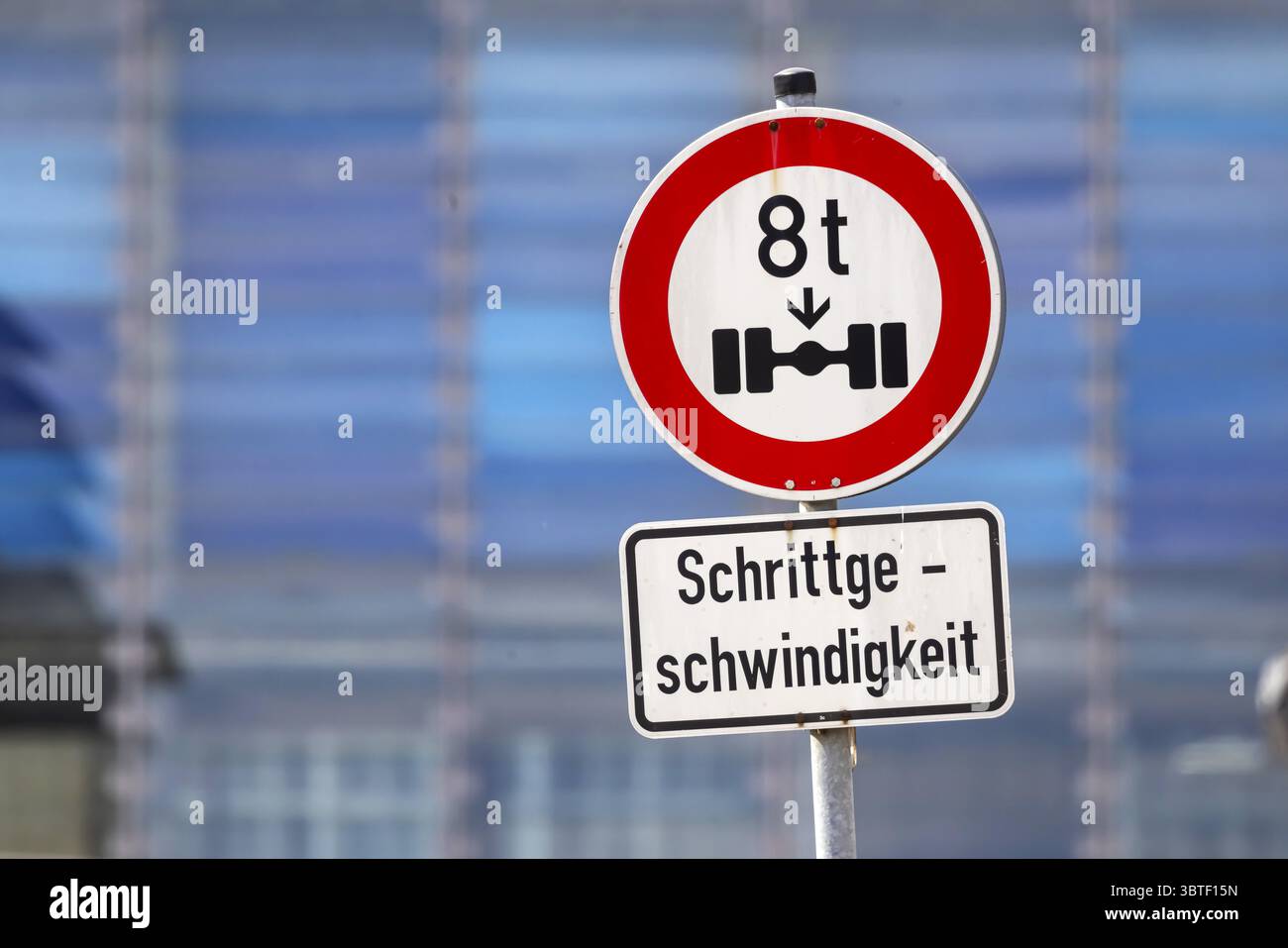 Segnale stradale 263, carico effettivo sull'assale di otto tonnellate. Velocità di marcia. Karlsruhe, Baden-Wuerttemberg, Germania Foto Stock
