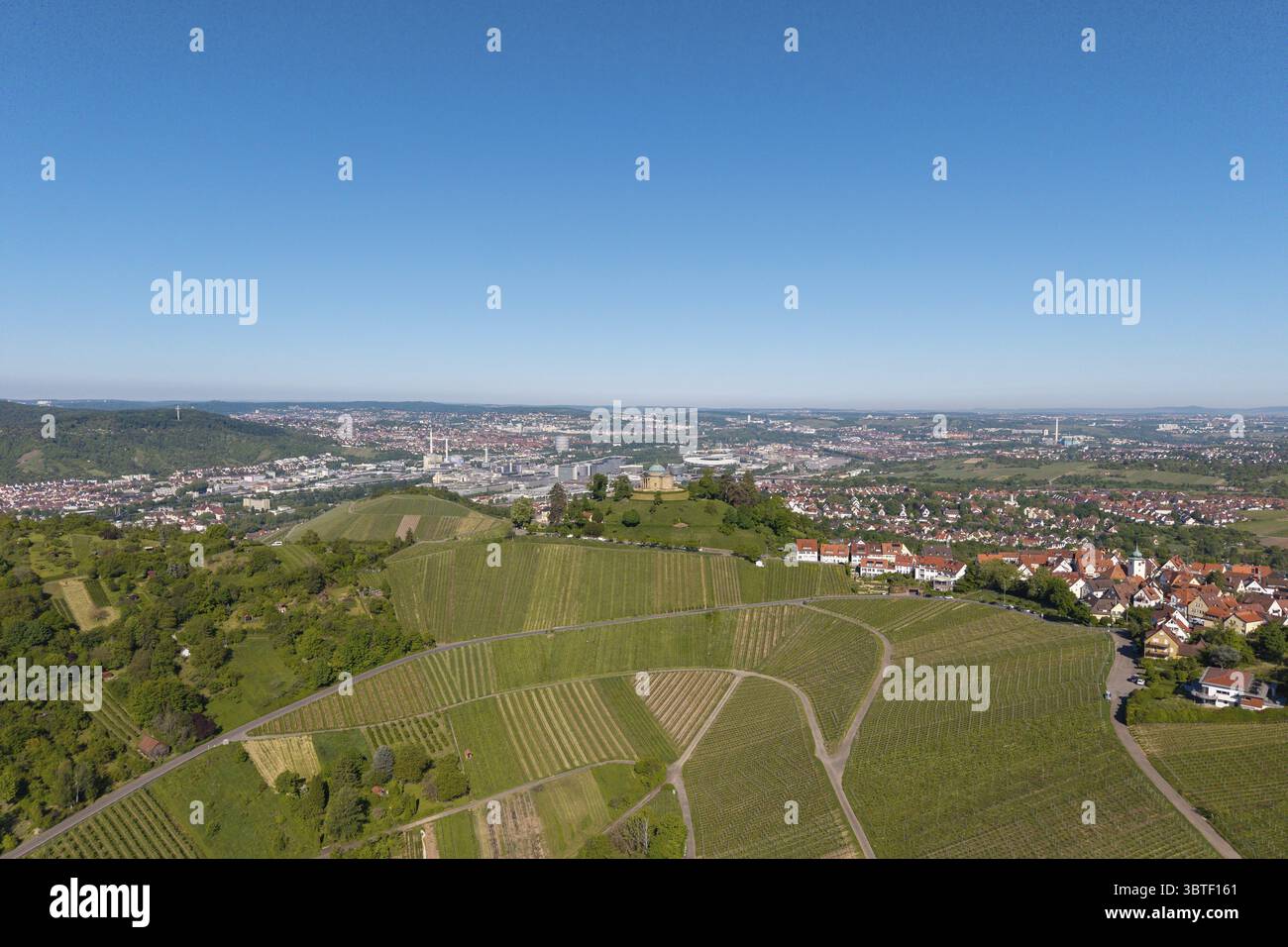 Paesaggio con vigneti e città con cielo limpido e ampia vista, vista di Rotenberg vicino a Stoccarda con cappella sepolcrale, sullo sfondo la Mercedes-Be Foto Stock