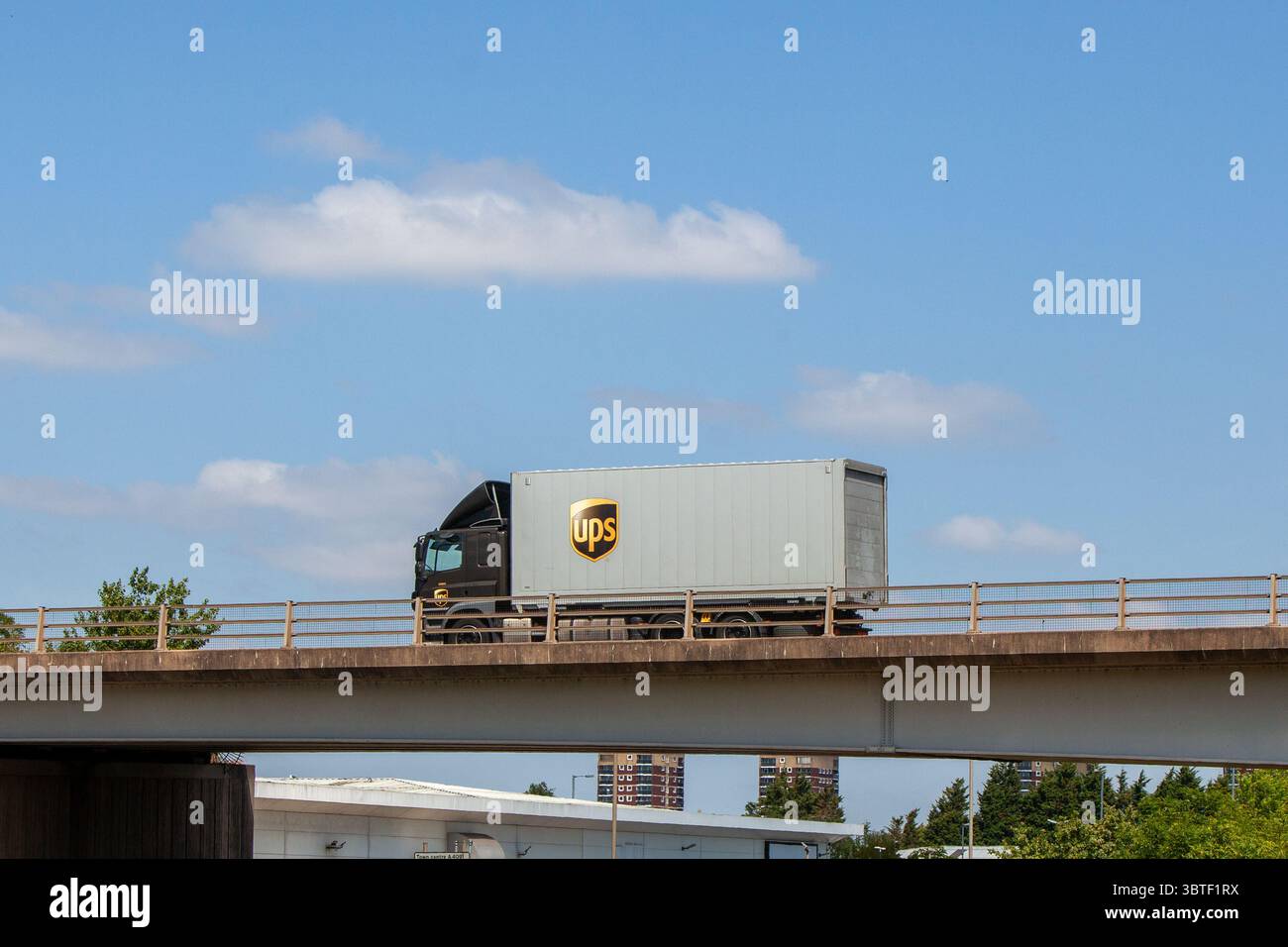 Un camion UPS rigido grigio scuro trasporta pacchi e merci lungo la tangenziale A5 a Tamworth, Regno Unito. Foto Stock