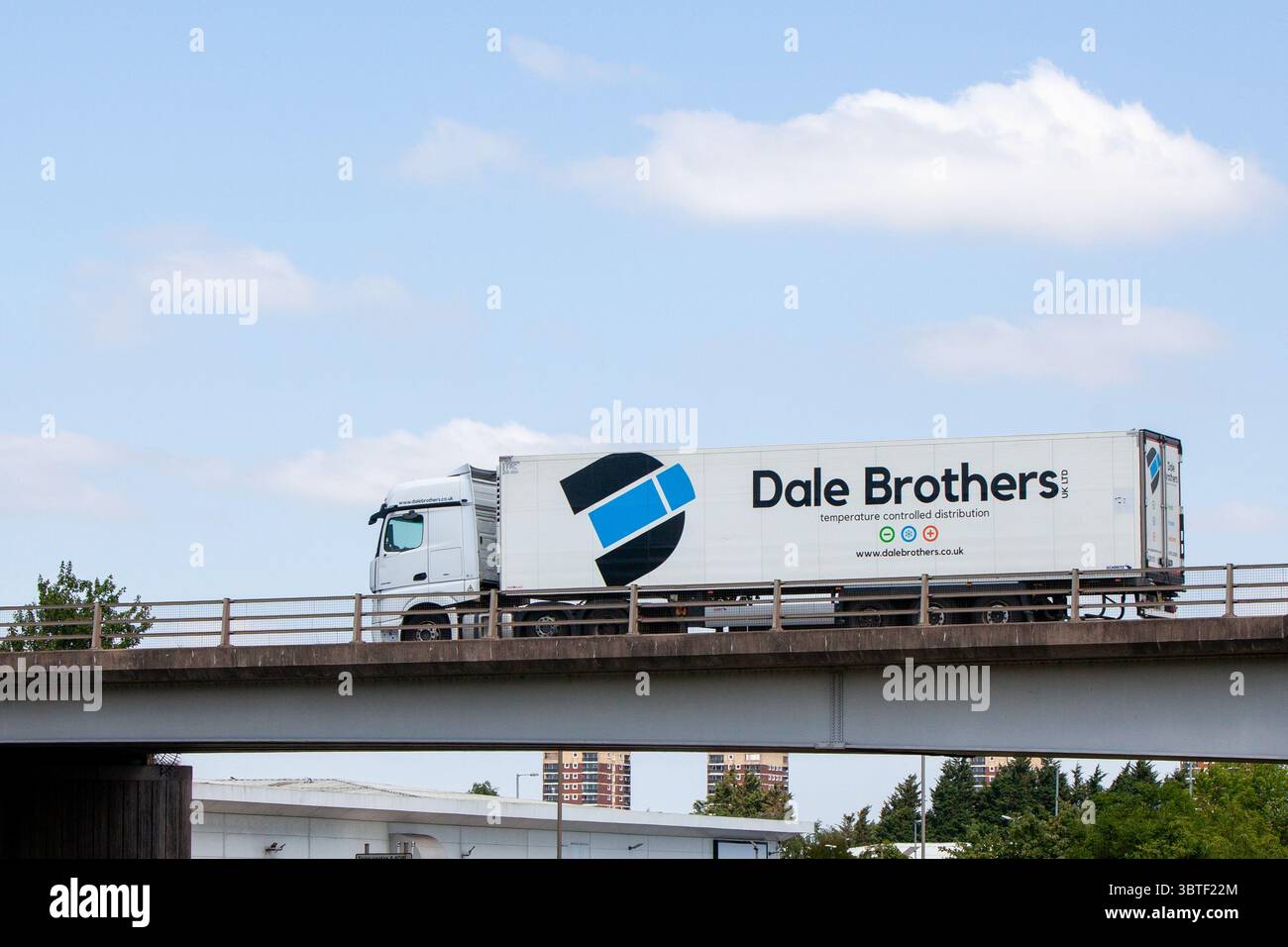 Un autocarro articolato bianco Dale Brothers con rimorchio refrigerato per la "distribuzione a temperatura controllata" sulla circonvallazione A5 a Tamworth, Regno Unito. Foto Stock