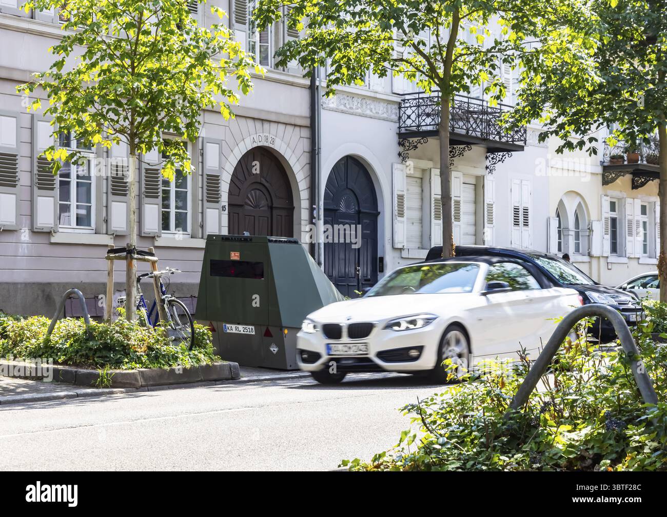 Autovelox parzialmente fermo nel centro della città di Karlsruhe, monitoraggio della velocità. Karlsruhe, Baden-Wuerttemberg, Germania Foto Stock