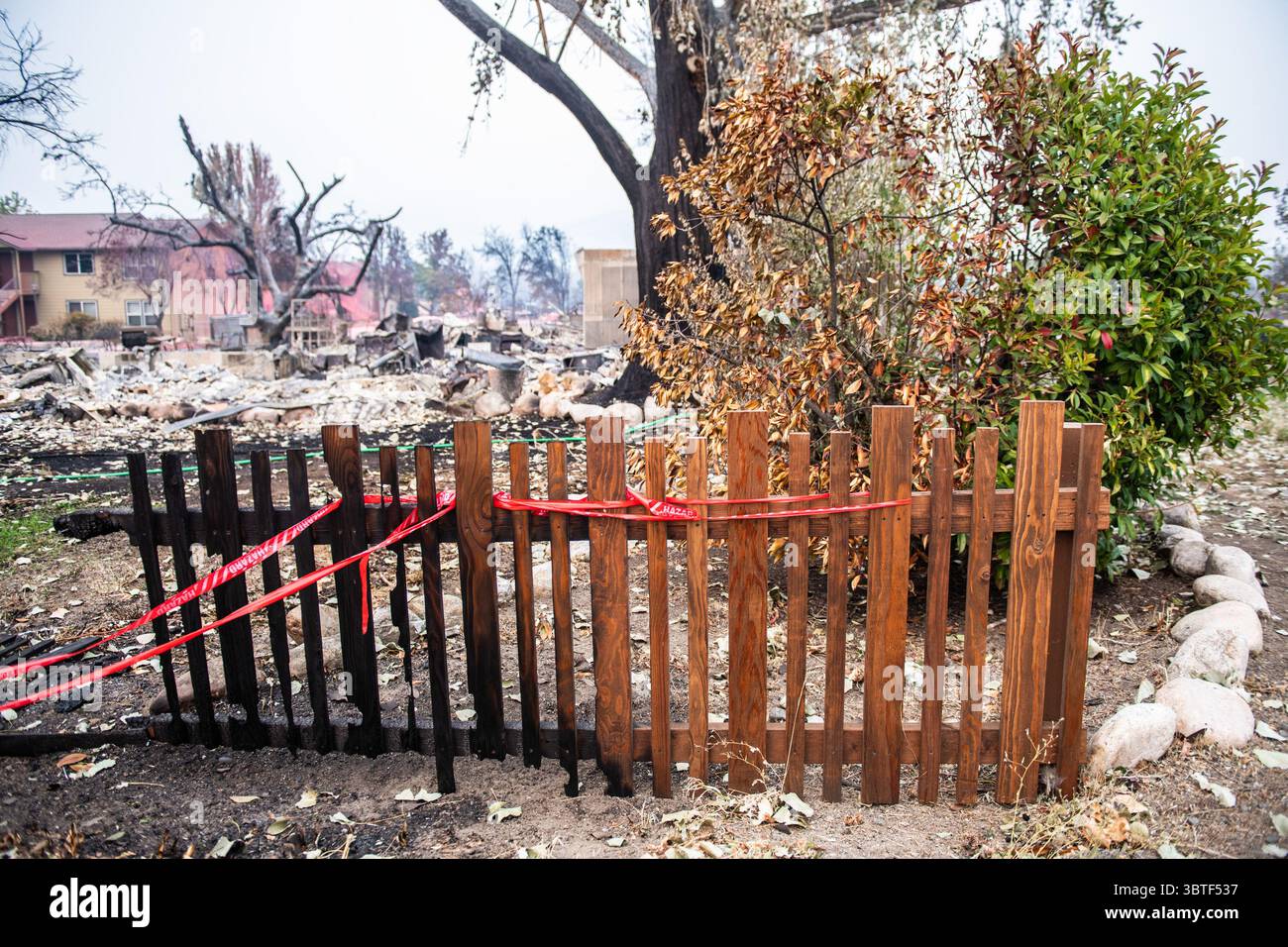 17 settembre 2020, Talent, Oregon, Stati Uniti: TALENT, ORE - 17 SETTEMBRE 2020: una vista generale degli Anderson Vista Apartments, spruzzati di ritardante di fuoco durante l'incendio di Almeda. La città di Talent, Oregon, mostra le case bruciate, le auto e le macerie lasciate indietro. A Talent, a circa 20 miglia a nord del confine con la California, le case sono state bruciate senza riconoscimento. Negli Stati Uniti occidentali, almeno 87 incendi sono in fiamme, secondo il National Interagency Fire Center. Hanno incendiato più di 4,7 milioni di acri -- più di sei volte l'area del Rhode Island. Credito: Chris Tuit Foto Stock