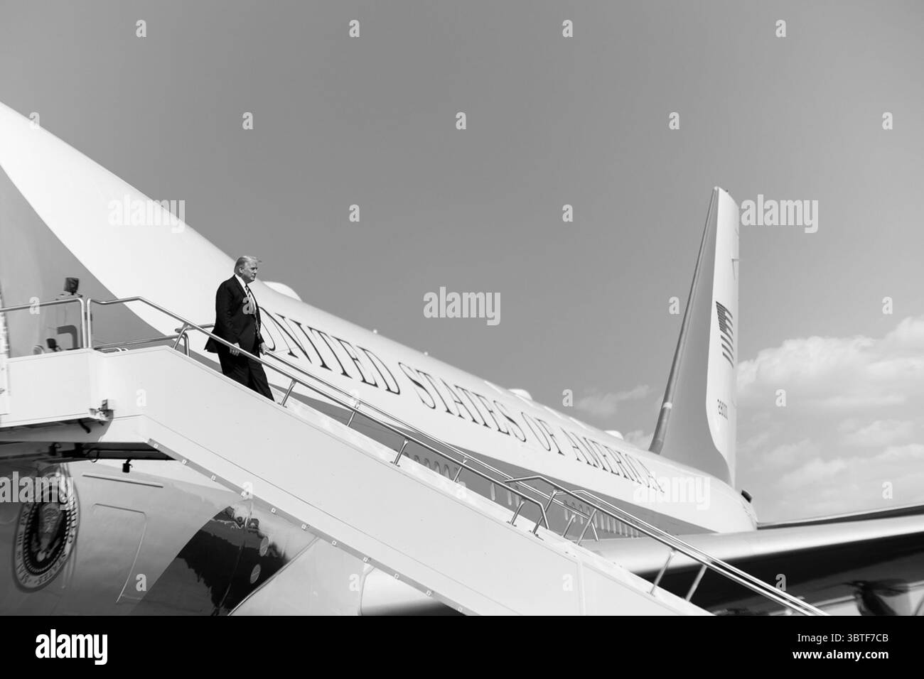 14 settembre 2020, Phoenix, Arizona, Stati Uniti d'America: Il presidente Donald J. Trump sbarca l'Air Force One all'aeroporto internazionale Sky Harbor di Phoenix lunedì 14 settembre 2020, a Phoenix... persone: Il presidente Donald Trump. (Immagine di credito: © SMG via ZUMA Wire) Foto Stock