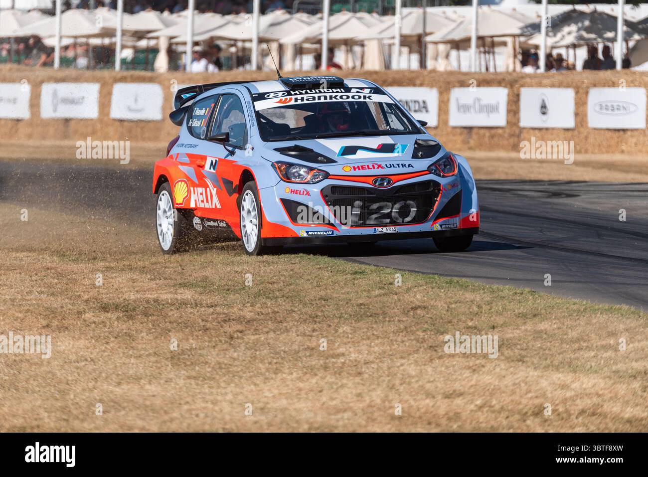 2014 Hyundai i20 WRC auto da rally che sale sulla pista di salita al Goodwood Festival of Speed 2025 Motorsport and Motoring event Foto Stock