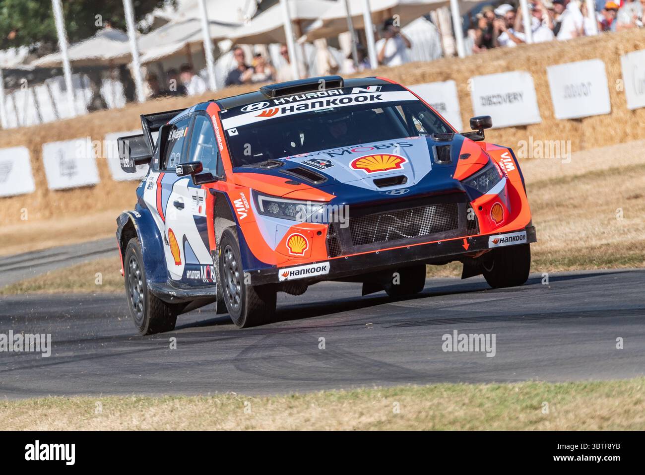 2024 Hyundai i20 N Rally 1 guida su una pista in salita al Goodwood Festival of Speed 2025 Motorsport and Motoring event Foto Stock