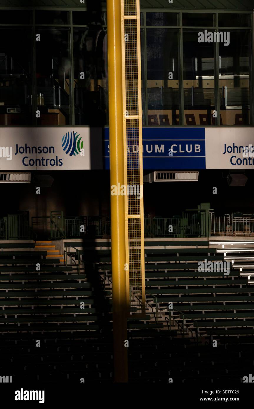 19 settembre 2020: La pole foul del campo sinistro, mentre il sole della tarda sera splende su di essa durante la partita di baseball della Major League Baseball tra i Milwaukee Brewers e i Kansas City Royals al Miller Park di Milwaukee, WISCONSIN. John Fisher/CSM(immagine di credito: &Copy; John Fisher/CSM tramite cavo ZUMA) Foto Stock