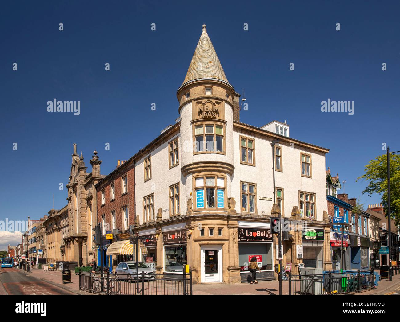 Regno Unito, Inghilterra, Cumbria, Carlisle, Lowther Street e Warwick Road, Junction, edificio simbolo del 1809 Foto Stock
