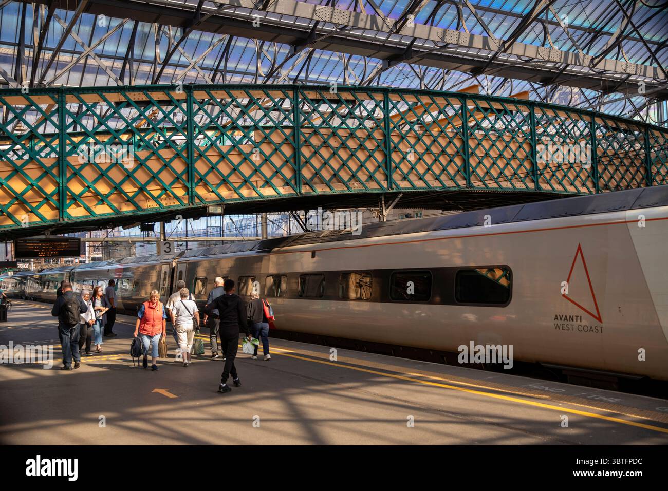 Regno Unito, Inghilterra, Cumbria, Carlisle, stazione ferroviaria Citadel treno Avanti West Coast per Glasgow al binario Foto Stock