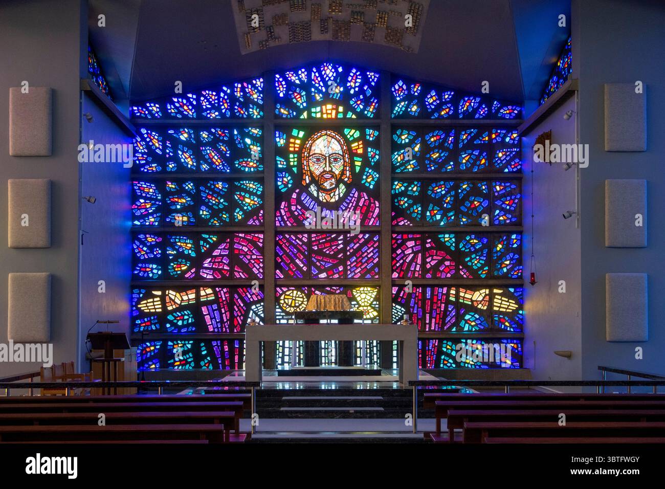 Vetrate colorate nella Cappella del Santissimo Sacramento presso l'Abbazia di Buckfast, Buckfastleigh, Devon, sede di una comunità di monaci benedettini, un ordo monastico Foto Stock