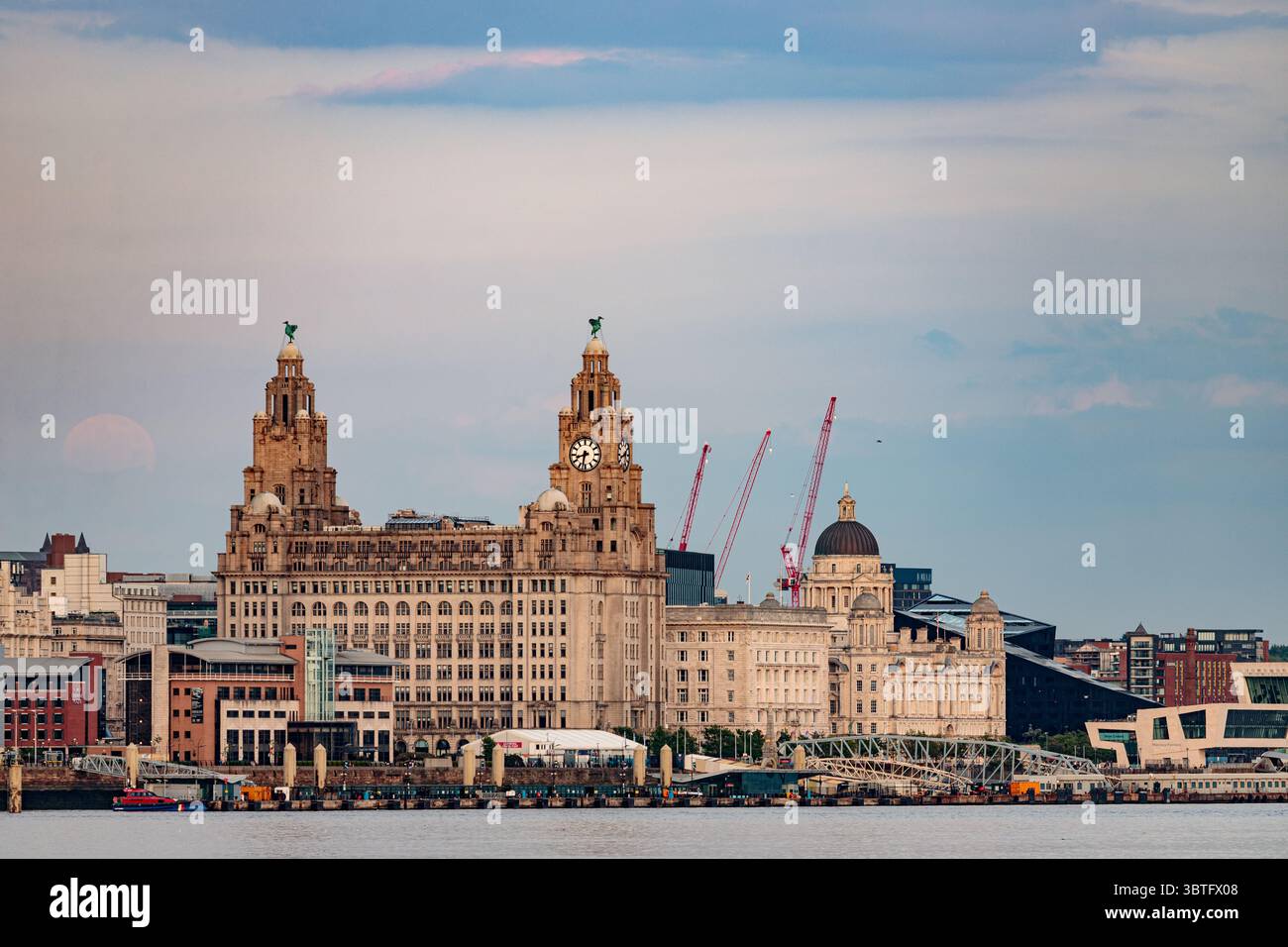 Liver Building e fiume Mersey, Liverpool, Inghilterra Foto Stock