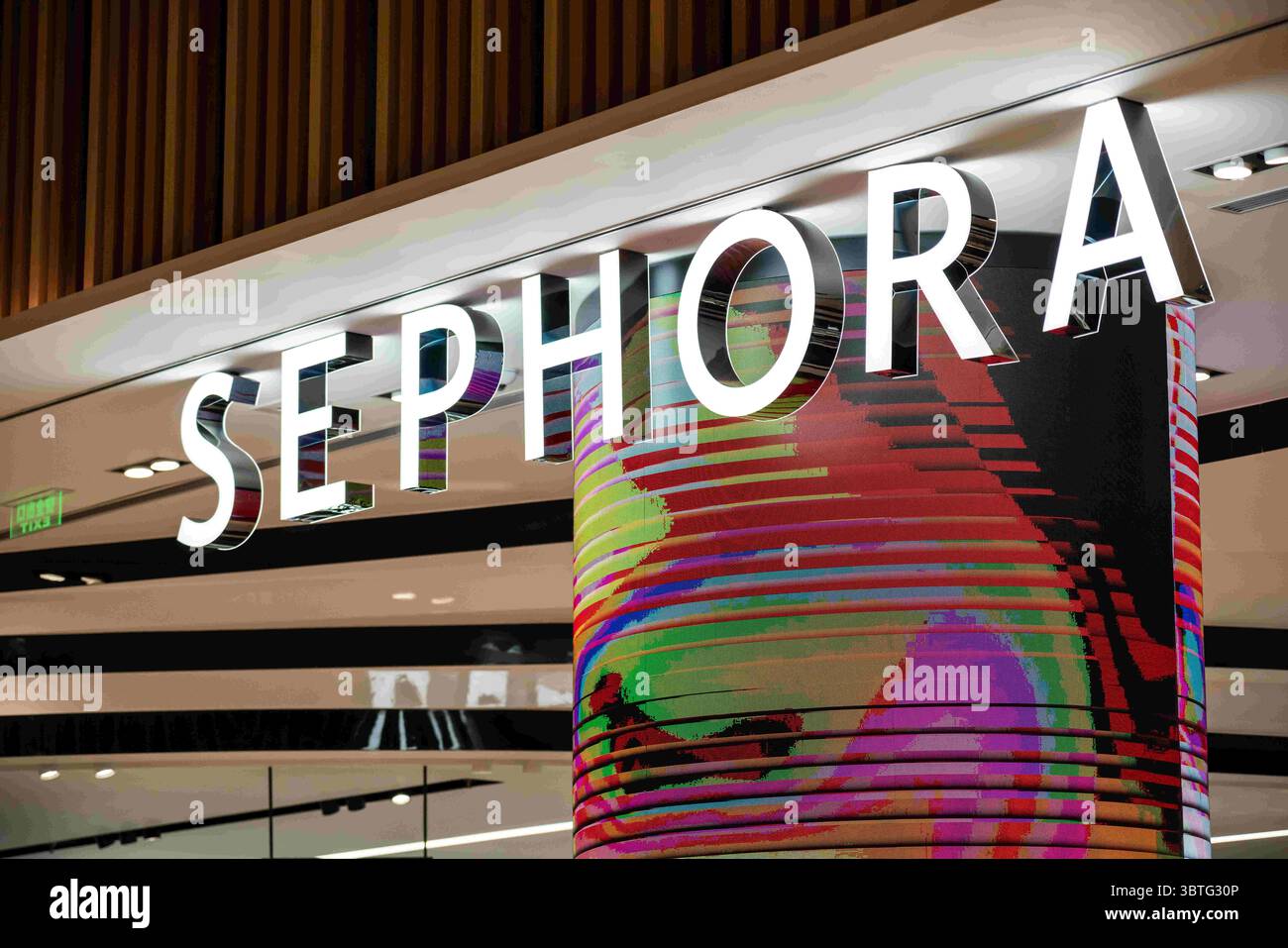 5 ottobre 2019, Shenzhen, Guangdong, Cina: Una catena multinazionale francese di negozi di bellezza e cura della persona outlet Sephora e logo visto a Shenzhen. (Immagine di credito: © Alex Tai/SOPA Images via ZUMA Wire) Foto Stock