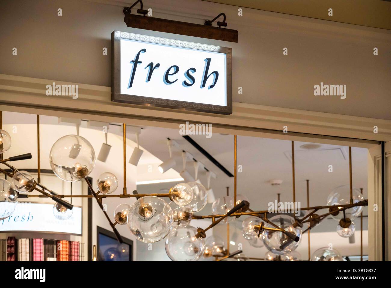 5 ottobre 2019, Shenzhen, Guangdong, Cina: Negozio di cosmetici di bellezza naturale e logo visti a Shenzhen. (Immagine di credito: © Alex Tai/SOPA Images via ZUMA Wire) Foto Stock