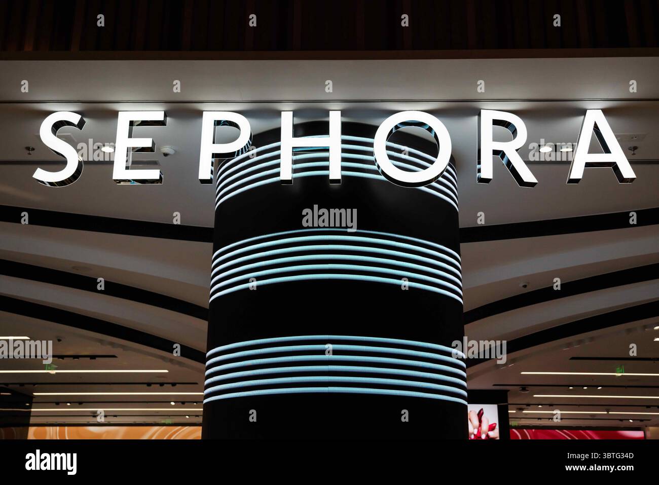5 ottobre 2019, Shenzhen, Guangdong, Cina: Una catena multinazionale francese di negozi di bellezza e cura della persona outlet Sephora e logo visto a Shenzhen. (Immagine di credito: © Alex Tai/SOPA Images via ZUMA Wire) Foto Stock