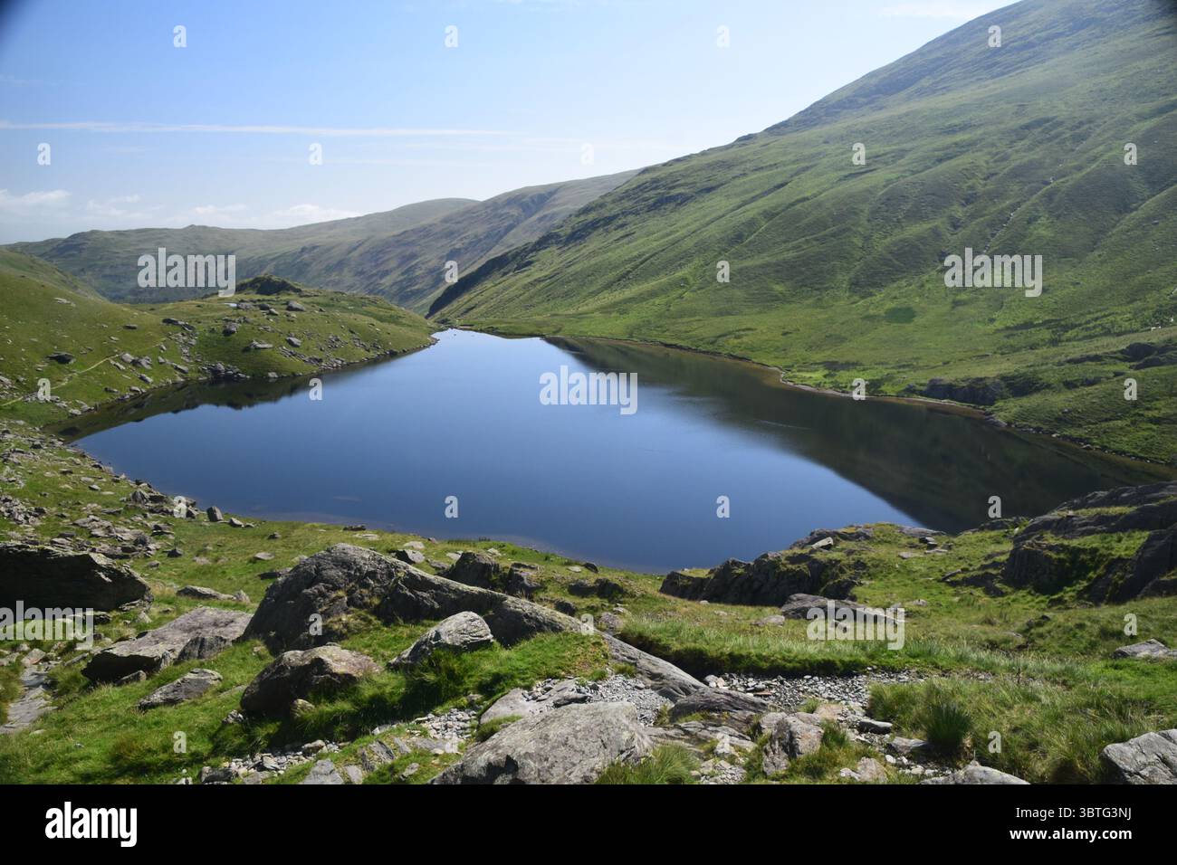 Piccolo tarn d'acqua all'interno di Mardale nel Lake District Foto Stock