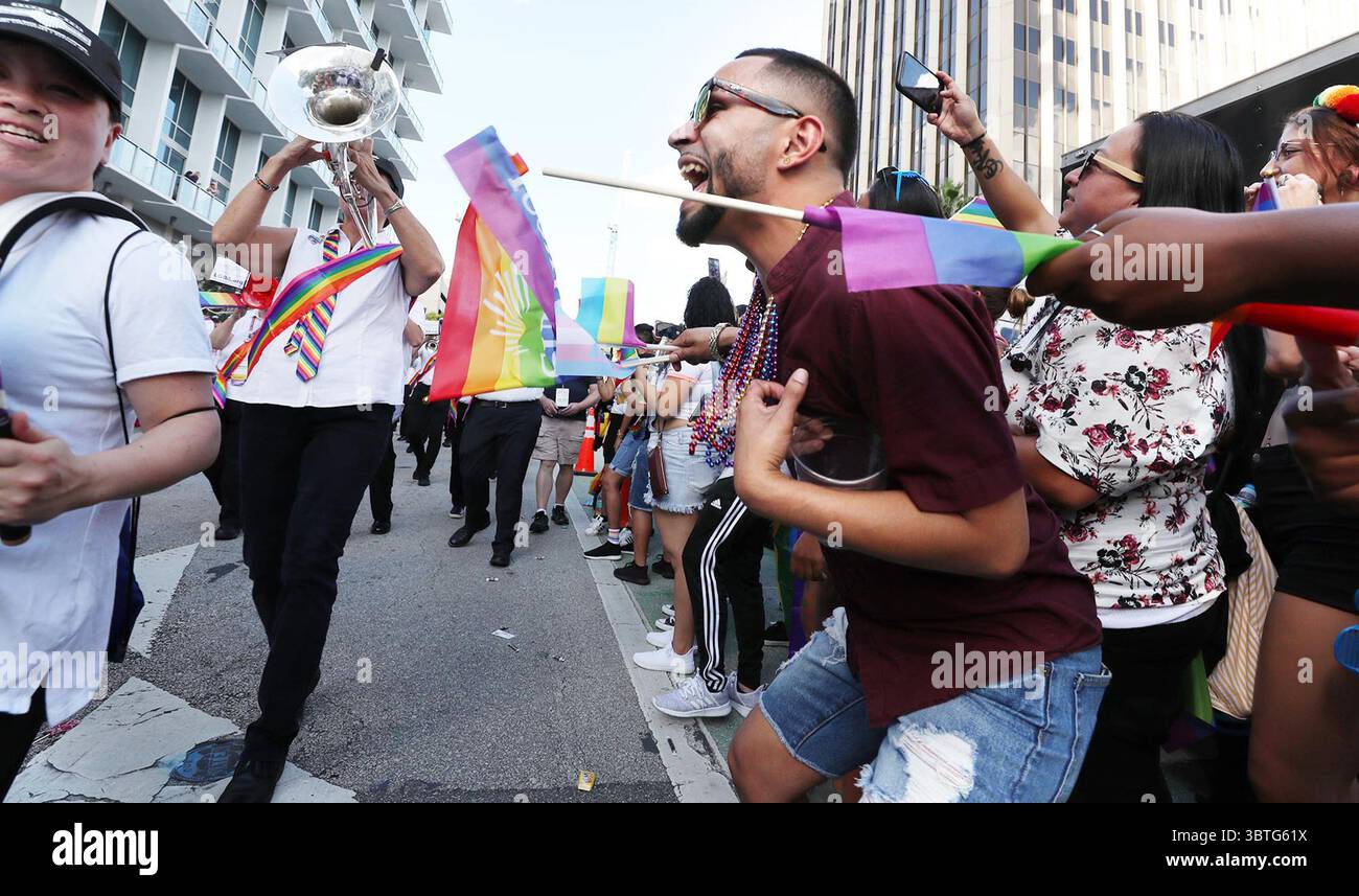 12 ottobre 2019, Orlando, Florida, Stati Uniti: Le strade del centro sono piene per il "coming out" con Pride Festival and Parade nel centro di Orlando sabato 12 ottobre 2019. (Immagine di credito: © TNS via cavo ZUMA) Foto Stock