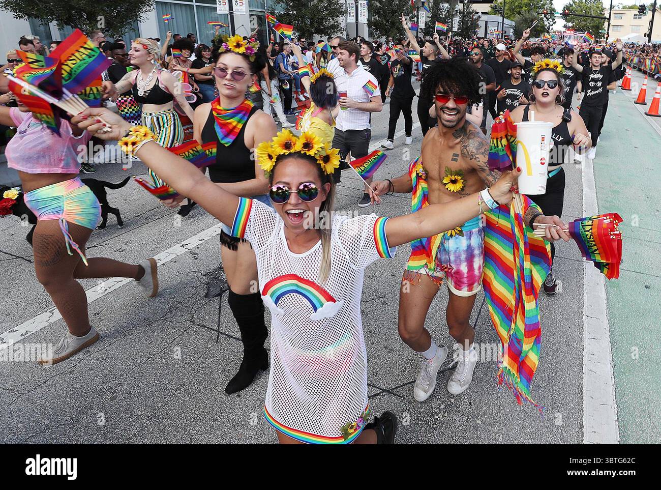 12 ottobre 2019, Orlando, Florida, Stati Uniti: Le strade del centro sono piene per il "coming out" con Pride Festival and Parade nel centro di Orlando sabato 12 ottobre 2019. (Immagine di credito: © TNS via cavo ZUMA) Foto Stock