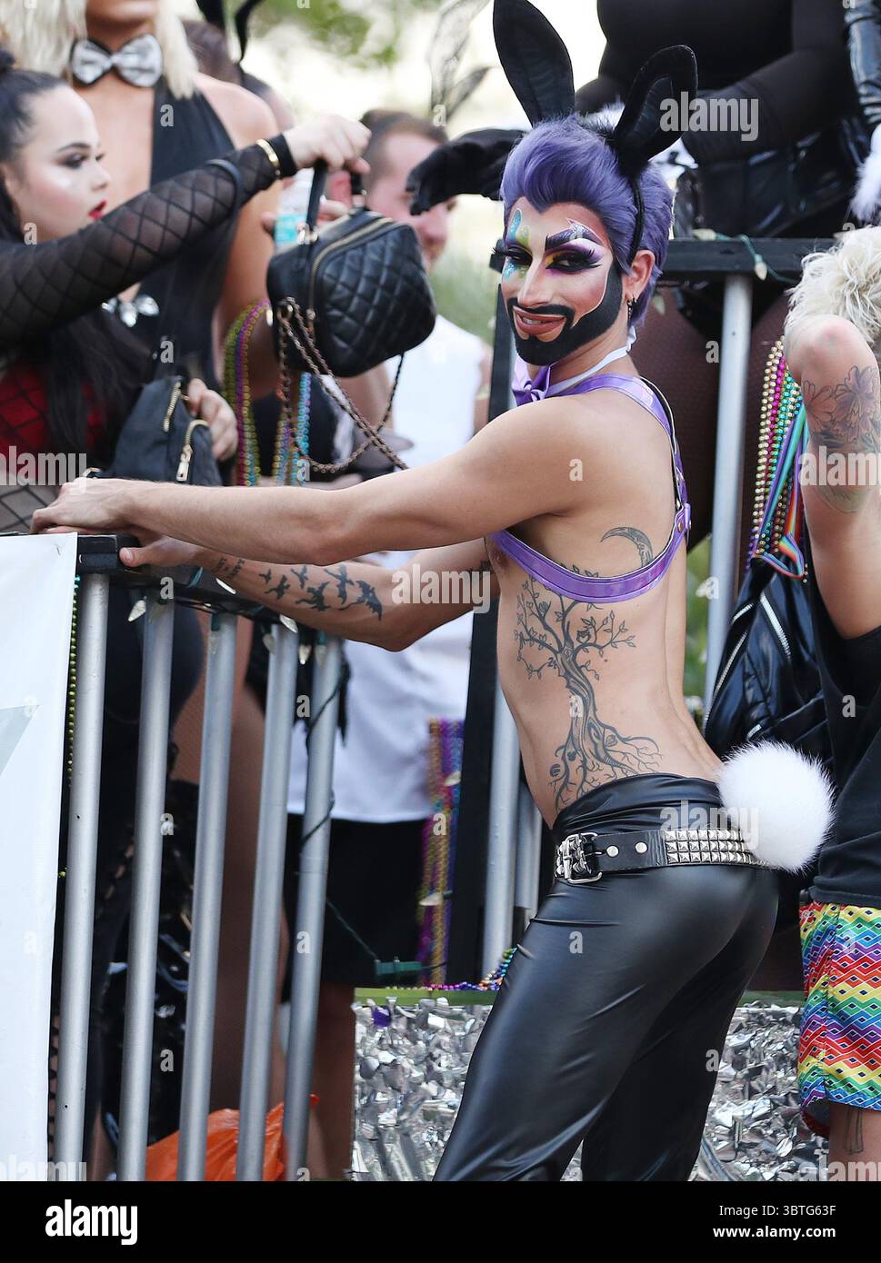 12 ottobre 2019, Orlando, Florida, Stati Uniti: Le strade del centro sono piene per il "coming out" con Pride Festival and Parade nel centro di Orlando sabato 12 ottobre 2019. (Immagine di credito: © TNS via cavo ZUMA) Foto Stock