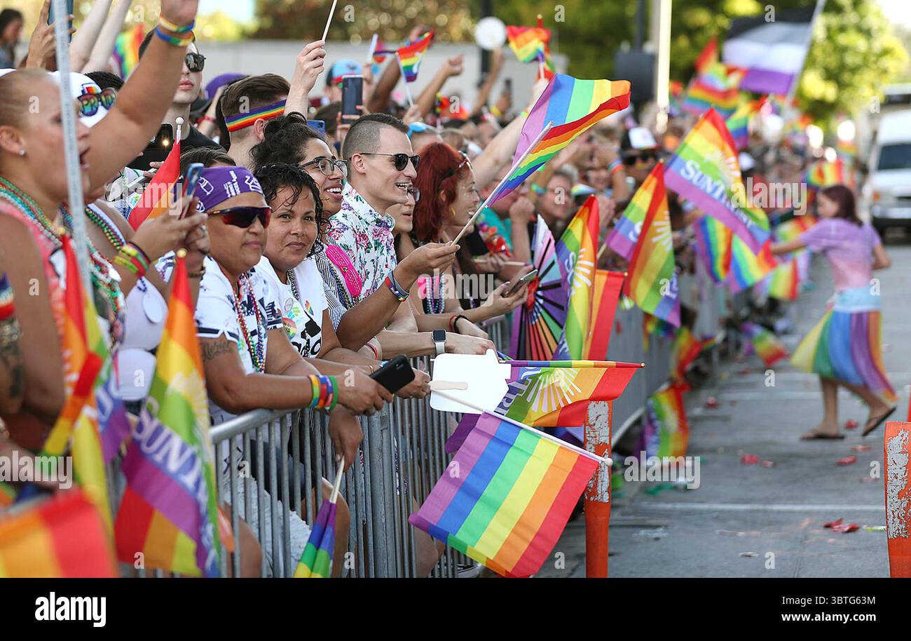 12 ottobre 2019, Orlando, Florida, Stati Uniti: Le strade del centro sono piene per il "coming out" con Pride Festival and Parade nel centro di Orlando sabato 12 ottobre 2019. (Immagine di credito: © TNS via cavo ZUMA) Foto Stock