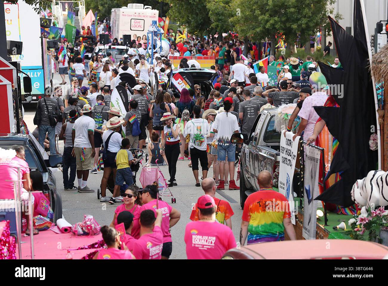 12 ottobre 2019, Orlando, Florida, Stati Uniti: Le strade del centro sono piene per il "coming out" con Pride Festival and Parade nel centro di Orlando sabato 12 ottobre 2019. (Immagine di credito: © TNS via cavo ZUMA) Foto Stock