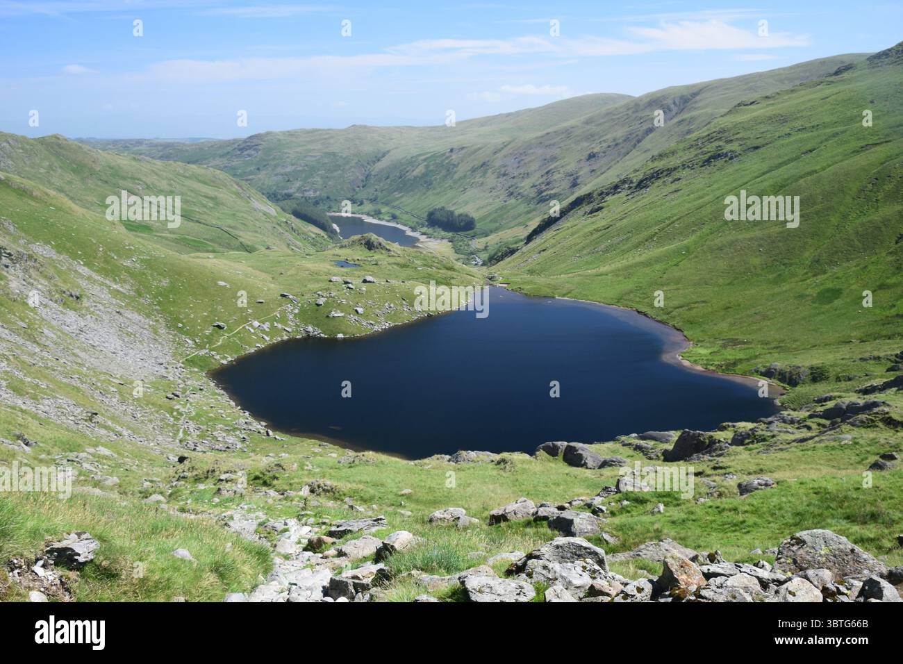 Piccolo tarn d'acqua all'interno di Mardale nel Lake District Foto Stock